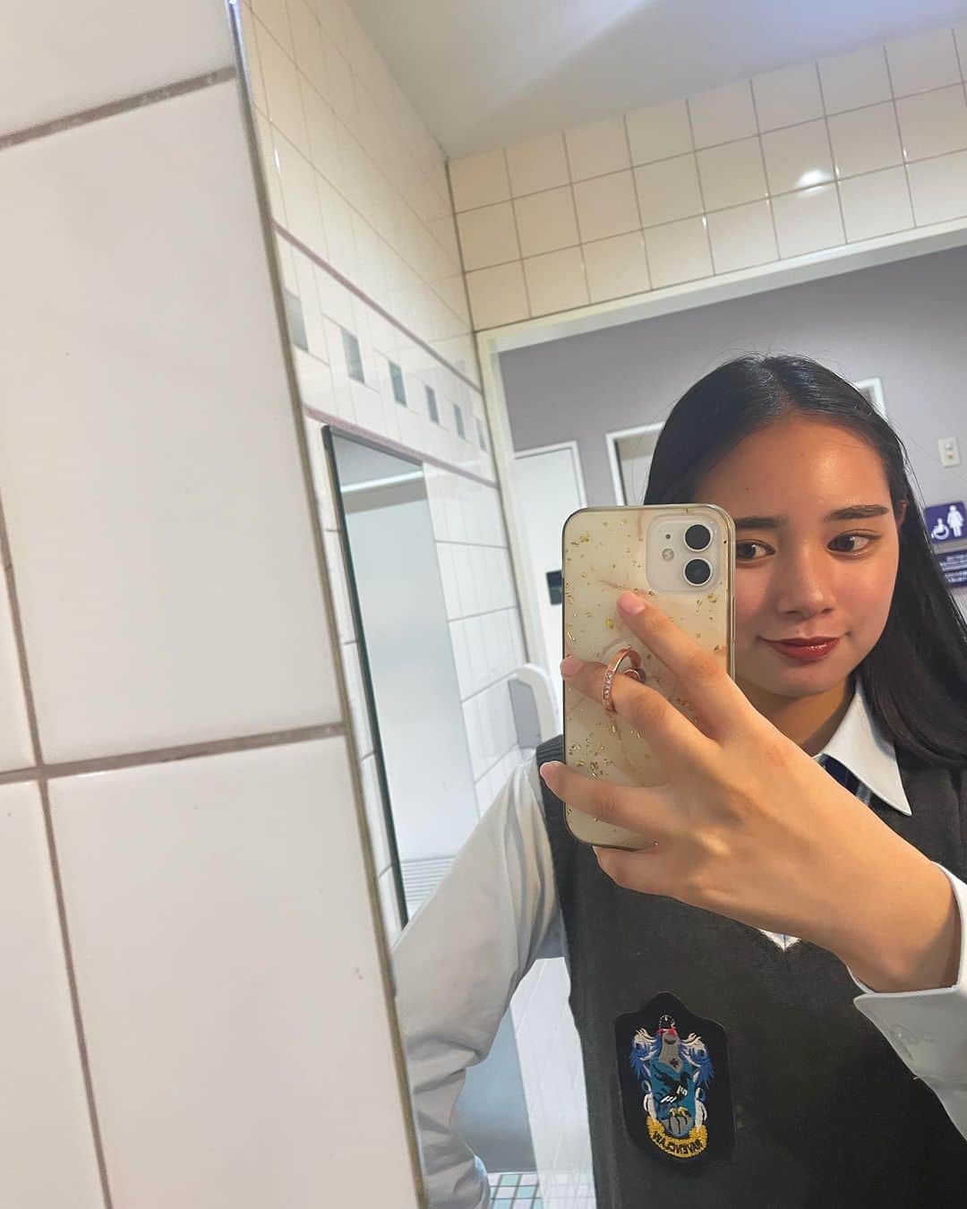 のインスタグラム：「お疲れ様です！ この前友達とUSJに行った時に撮った写真です！📸 みんなで撮りあいっこして沢山撮ったので投稿が同じ服装で重なっちゃいますが、楽しみにして頂けると嬉しいです☺️  今日も一日頑張ろ~💪」