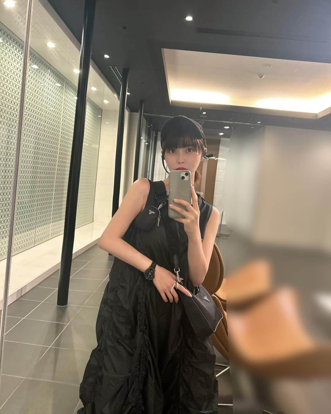 岸明日香さんのインスタグラム写真 - (岸明日香Instagram)「結局私服はブラックコーデ多めです✌️ 黒とシルバー相性いい。  そしてとある打ち合わせに。。✨ またまた何か作るかもです🫶  夜はかほちゃんに会って、次はお仕事あれやろうと思ってて、これもやりたくてと話してたら本当動いてないとしんじゃうマグロみたいって笑われた🤣🐟笑笑  誰か止めて？🥹笑  今日は撮影で大阪前入りです🫶」10月4日 16時15分 - aspoo02