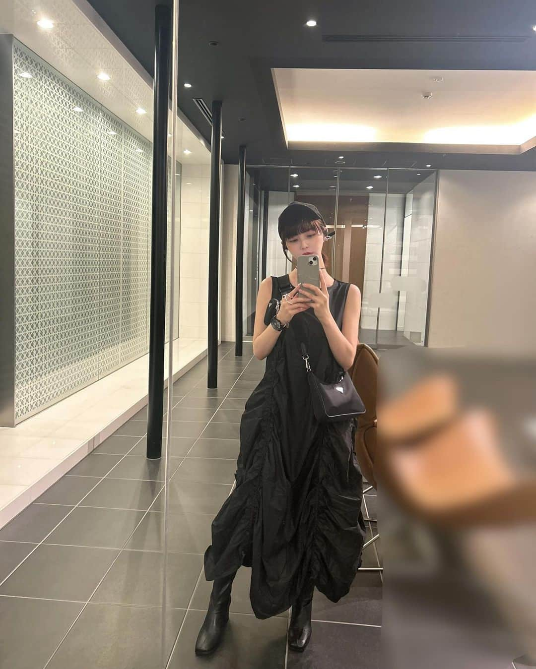 岸明日香さんのインスタグラム写真 - (岸明日香Instagram)「結局私服はブラックコーデ多めです✌️ 黒とシルバー相性いい。  そしてとある打ち合わせに。。✨ またまた何か作るかもです🫶  夜はかほちゃんに会って、次はお仕事あれやろうと思ってて、これもやりたくてと話してたら本当動いてないとしんじゃうマグロみたいって笑われた🤣🐟笑笑  誰か止めて？🥹笑  今日は撮影で大阪前入りです🫶」10月4日 16時15分 - aspoo02