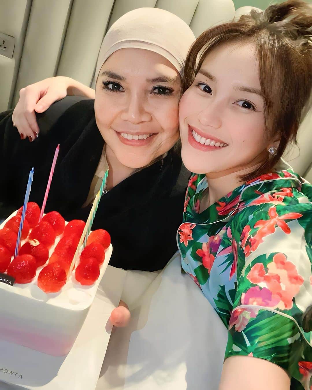 アユ・ティンティンのインスタグラム：「Happy birthday ibuku trsyg kesayangan kita semua @mom_ayting92_ 🎂😍 semoga sehat selalu, panjang umur, banyak rezeki, selalu jd ibu yg terbaik yg selalu ada utk teteh, iqis, ayah, sifa, mehra, selalu syg sama kita semua, selalu bahagia, pokoknya apapun yg ibu inginkan semua terkabul y ammiiiinnnnnn........🙏🏻🥰😇🫶🏻 teteh akan selalu ngelakuin yg terbaik buat ibu bahagia pokoknya amin.. doa terbaik slalu utk ibuku syg, maafin y bu cuma surprise kecil yg kita buat hehhehehe smg ibu suka 😘🍰🍻🎊🎁🍓😍🥰❤️❤️ love you ibuku syg ❤️❤️」