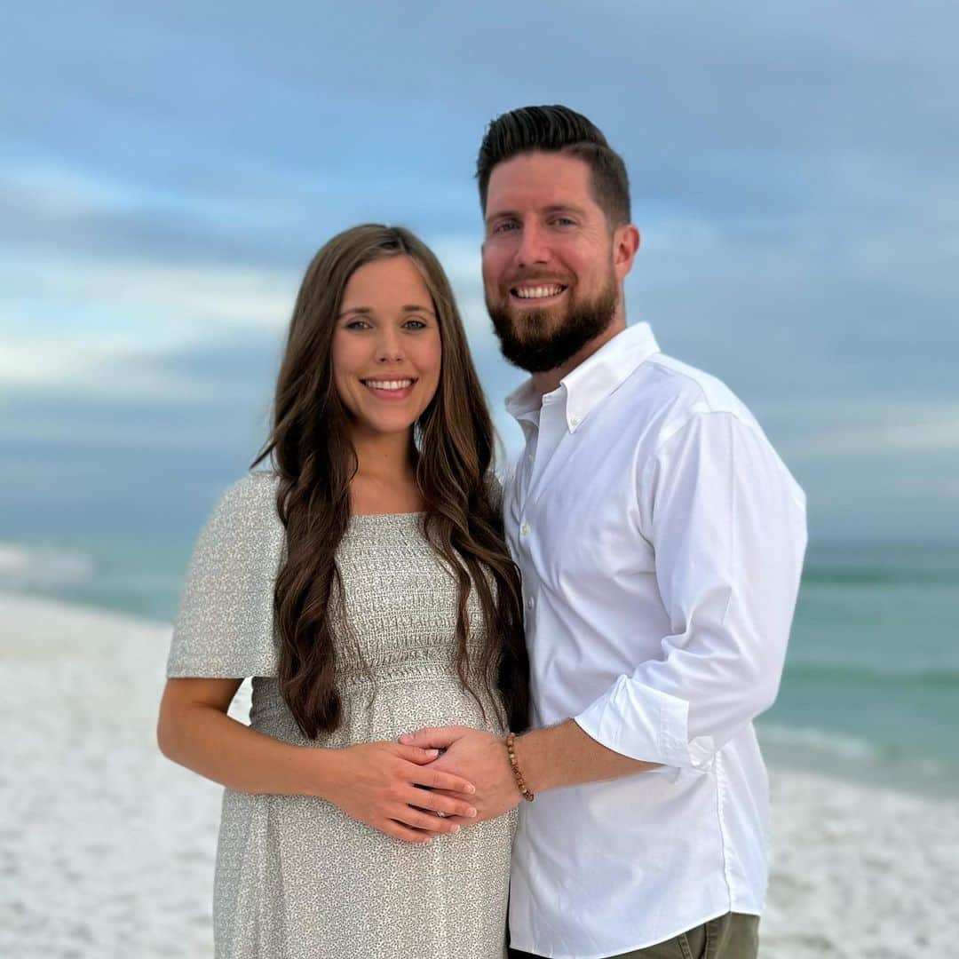 ジェッサ・ダガーのインスタグラム：「Are you tired of doing insurance the same way we’ve been told to? Did you know there’s another option that’s biblically based and can align with your values? I want to tell you about what our family has been using for 9 years now— that’s Christian Healthcare Ministries!  CHM is a health cost-sharing ministry where hundreds of thousands of believers come together to share each other’s medical bills. CHM is not insurance, but rather an alternative option. They have been doing this for over 40 years!  Some of my favorite things about CHM are that they are budget-friendly and they have a generous maternity program! Also, there is no network, so you can simply choose the healthcare provider that works best for your family.  If you’d be interested in learning more about CHM, you can click the link in my bio for a free information pack!  #chmpartner @iheartchm」