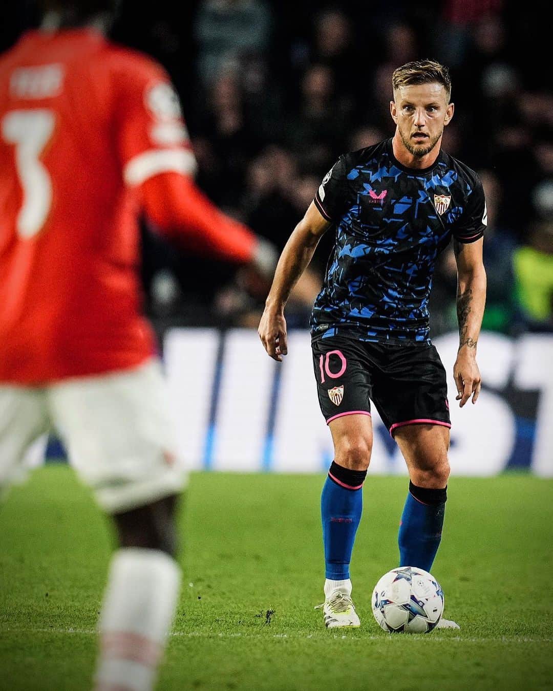 イヴァン・ラキティッチのインスタグラム：「A draw that keeps us on track towards our goal. We keep pushing forward! 🙏🏼💪🏼  #rakitic #wearesevilla  #sevillafc #championsleague」