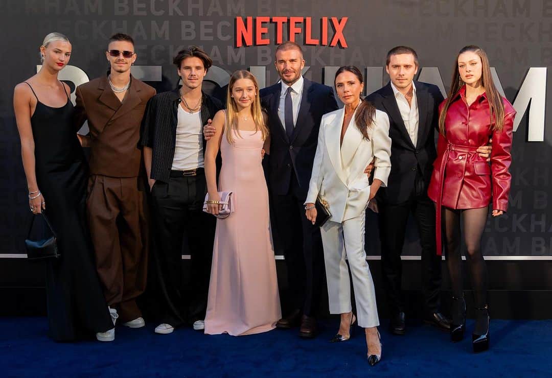 のインスタグラム：「Such a special night with family, friends and fans for the premiere of #BECKHAM, my new documentary series on @netflix 🎥 I’m so excited for you all to see it, streaming tomorrow! 🍿」