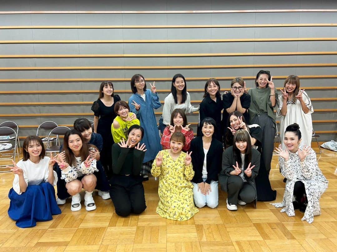 のインスタグラム：「フジテレビ「オールスター合唱バトル」　@gasshobattle_fujitv  ママ合唱団チーム👩 本番前最後のリハーサルでした‼️ たくさん集まって練習してきたね🎶🎶🎶  やるも自分、やらぬも自分の ひとり舞台は刺激的  ただこうして息を合わせ 手を繋ぐ楽しさを知るなんて なんだかとっても甘酸っぱい❤️  円陣を組みながら みんなの手をじっとみた 優しくてあたたかいお母さんの手😊  本番頑張ってくるね👍✨ オンエア日決まったらお知らせするね❤️🎤 #オールスター合唱バトル」