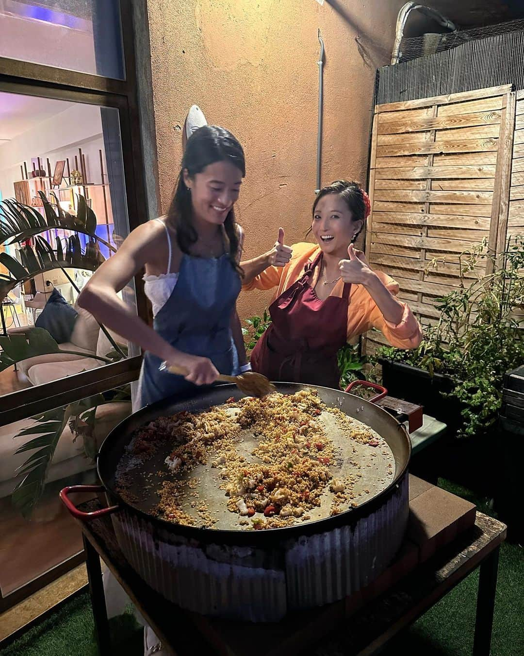 アシュレイ・パークさんのインスタグラム写真 - (アシュレイ・パークInstagram)「when your only sibling is marrying the man of her dreams and wants a bachelorette party in Barcelona, YOU DO A BARCELONA BACHELORETTE… aperol spritz-themed, homemade paella-filled, with all her awesome friends 🍹🥘👰🏻🌞🥂 @audreyhehepark @kimptonvividora」10月4日 7時28分 - ashleyparklady