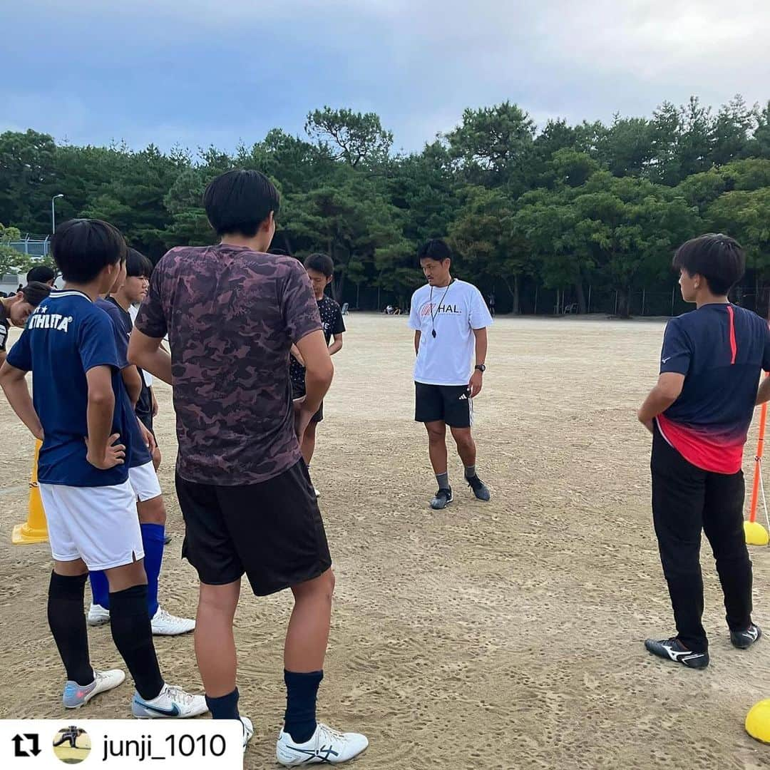 赤星拓さんのインスタグラム写真 - (赤星拓Instagram)「ナイストレーニング👍✨ #新宮高校サッカー部 #藤淳二 @junji_1010  @spt_lab  @hibrid.athlete.lab  #Repost @junji_1010 with @use.repost ・・・ . 「トレーニングと栄養」  新宮高校サッカー部にトレーニング指導に行って来ました❗️  そして今日からトレーニング後にすぐ栄養摂取が取れる環境へ‼️  アスリートのトレーニングプログラムと栄養摂取は、スポーツ現場でトレーナーをしているからこそ、もっとも重要だと感じてます‼️  トレーニングだけでは、フィジカル(カラダ)は変わらない‼️  【  トレーニング➕栄養 】  カラダを変えるには、食事も大切です、栄養補給、リカバリーで何を摂取するか‼️  トレーニングスケジュールに合わせて、適切な栄養摂取ができる事、摂取タイミングを逃さない事が凄く大切です💪  育成年代からトレーニング後の栄養摂取を‼️  栄養摂取が取れる環境が増えていって欲しいと思います💪  【全てのアスリートが充実した環境でトレーニングして欲しい・全てアスリートが適切な栄養摂取が出来る環境を整えたい】  #トレーニング#フィジカルトレーニング #栄養#プロテイン #サッカー部#未来 #目標 #勝利 #physicaltherapist #physicaltherapy」10月4日 7時28分 - akahoshi.taku_1