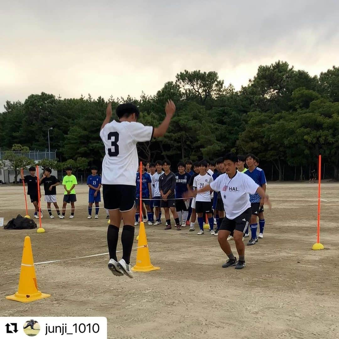 赤星拓さんのインスタグラム写真 - (赤星拓Instagram)「ナイストレーニング👍✨ #新宮高校サッカー部 #藤淳二 @junji_1010  @spt_lab  @hibrid.athlete.lab  #Repost @junji_1010 with @use.repost ・・・ . 「トレーニングと栄養」  新宮高校サッカー部にトレーニング指導に行って来ました❗️  そして今日からトレーニング後にすぐ栄養摂取が取れる環境へ‼️  アスリートのトレーニングプログラムと栄養摂取は、スポーツ現場でトレーナーをしているからこそ、もっとも重要だと感じてます‼️  トレーニングだけでは、フィジカル(カラダ)は変わらない‼️  【  トレーニング➕栄養 】  カラダを変えるには、食事も大切です、栄養補給、リカバリーで何を摂取するか‼️  トレーニングスケジュールに合わせて、適切な栄養摂取ができる事、摂取タイミングを逃さない事が凄く大切です💪  育成年代からトレーニング後の栄養摂取を‼️  栄養摂取が取れる環境が増えていって欲しいと思います💪  【全てのアスリートが充実した環境でトレーニングして欲しい・全てアスリートが適切な栄養摂取が出来る環境を整えたい】  #トレーニング#フィジカルトレーニング #栄養#プロテイン #サッカー部#未来 #目標 #勝利 #physicaltherapist #physicaltherapy」10月4日 7時28分 - akahoshi.taku_1