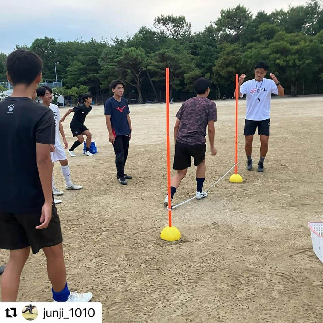 赤星拓さんのインスタグラム写真 - (赤星拓Instagram)「ナイストレーニング👍✨ #新宮高校サッカー部 #藤淳二 @junji_1010  @spt_lab  @hibrid.athlete.lab  #Repost @junji_1010 with @use.repost ・・・ . 「トレーニングと栄養」  新宮高校サッカー部にトレーニング指導に行って来ました❗️  そして今日からトレーニング後にすぐ栄養摂取が取れる環境へ‼️  アスリートのトレーニングプログラムと栄養摂取は、スポーツ現場でトレーナーをしているからこそ、もっとも重要だと感じてます‼️  トレーニングだけでは、フィジカル(カラダ)は変わらない‼️  【  トレーニング➕栄養 】  カラダを変えるには、食事も大切です、栄養補給、リカバリーで何を摂取するか‼️  トレーニングスケジュールに合わせて、適切な栄養摂取ができる事、摂取タイミングを逃さない事が凄く大切です💪  育成年代からトレーニング後の栄養摂取を‼️  栄養摂取が取れる環境が増えていって欲しいと思います💪  【全てのアスリートが充実した環境でトレーニングして欲しい・全てアスリートが適切な栄養摂取が出来る環境を整えたい】  #トレーニング#フィジカルトレーニング #栄養#プロテイン #サッカー部#未来 #目標 #勝利 #physicaltherapist #physicaltherapy」10月4日 7時28分 - akahoshi.taku_1