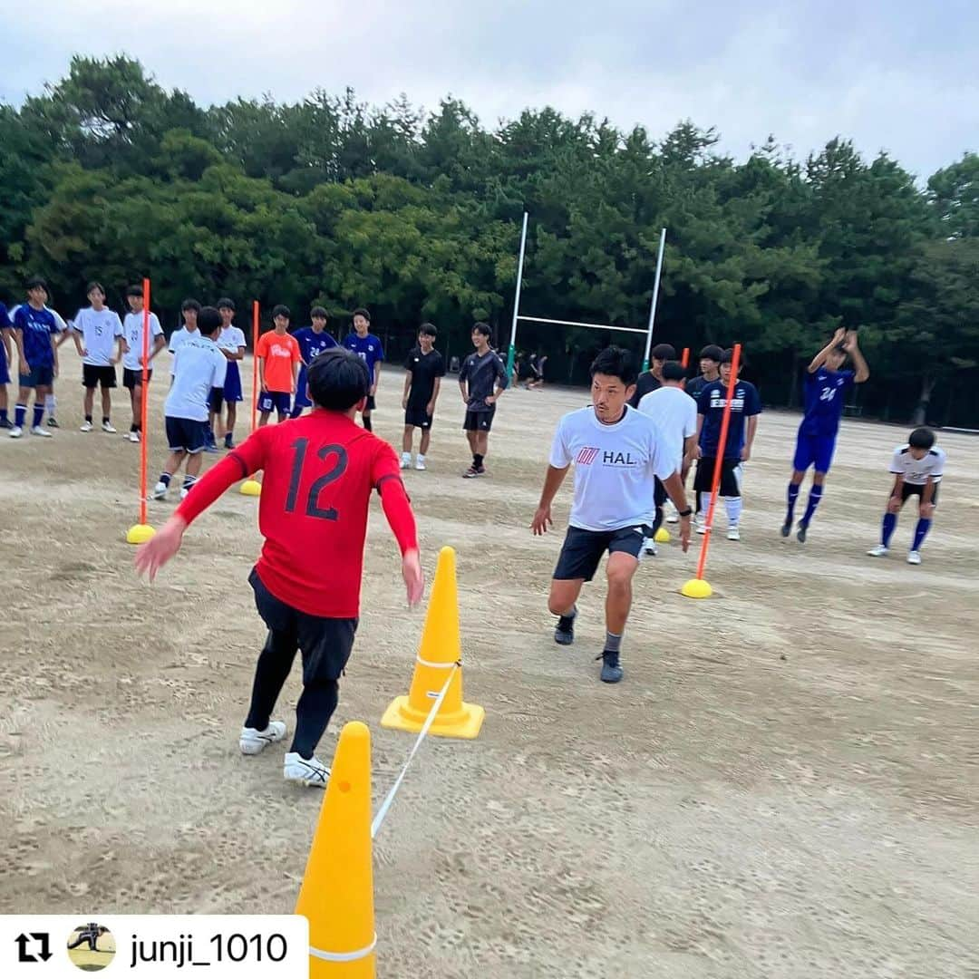 赤星拓さんのインスタグラム写真 - (赤星拓Instagram)「ナイストレーニング👍✨ #新宮高校サッカー部 #藤淳二 @junji_1010  @spt_lab  @hibrid.athlete.lab  #Repost @junji_1010 with @use.repost ・・・ . 「トレーニングと栄養」  新宮高校サッカー部にトレーニング指導に行って来ました❗️  そして今日からトレーニング後にすぐ栄養摂取が取れる環境へ‼️  アスリートのトレーニングプログラムと栄養摂取は、スポーツ現場でトレーナーをしているからこそ、もっとも重要だと感じてます‼️  トレーニングだけでは、フィジカル(カラダ)は変わらない‼️  【  トレーニング➕栄養 】  カラダを変えるには、食事も大切です、栄養補給、リカバリーで何を摂取するか‼️  トレーニングスケジュールに合わせて、適切な栄養摂取ができる事、摂取タイミングを逃さない事が凄く大切です💪  育成年代からトレーニング後の栄養摂取を‼️  栄養摂取が取れる環境が増えていって欲しいと思います💪  【全てのアスリートが充実した環境でトレーニングして欲しい・全てアスリートが適切な栄養摂取が出来る環境を整えたい】  #トレーニング#フィジカルトレーニング #栄養#プロテイン #サッカー部#未来 #目標 #勝利 #physicaltherapist #physicaltherapy」10月4日 7時28分 - akahoshi.taku_1