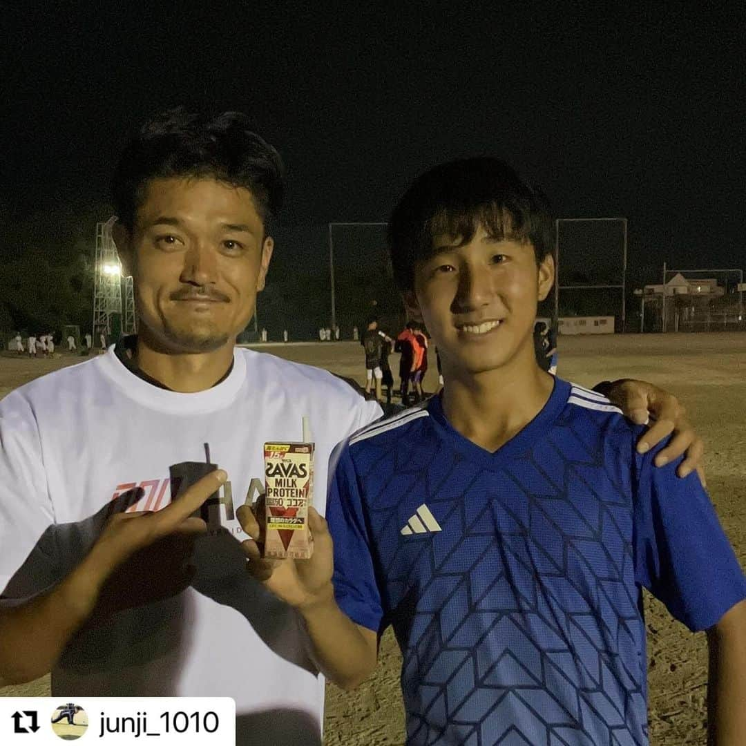 赤星拓のインスタグラム：「ナイストレーニング👍✨ #新宮高校サッカー部 #藤淳二 @junji_1010  @spt_lab  @hibrid.athlete.lab  #Repost @junji_1010 with @use.repost ・・・ . 「トレーニングと栄養」  新宮高校サッカー部にトレーニング指導に行って来ました❗️  そして今日からトレーニング後にすぐ栄養摂取が取れる環境へ‼️  アスリートのトレーニングプログラムと栄養摂取は、スポーツ現場でトレーナーをしているからこそ、もっとも重要だと感じてます‼️  トレーニングだけでは、フィジカル(カラダ)は変わらない‼️  【  トレーニング➕栄養 】  カラダを変えるには、食事も大切です、栄養補給、リカバリーで何を摂取するか‼️  トレーニングスケジュールに合わせて、適切な栄養摂取ができる事、摂取タイミングを逃さない事が凄く大切です💪  育成年代からトレーニング後の栄養摂取を‼️  栄養摂取が取れる環境が増えていって欲しいと思います💪  【全てのアスリートが充実した環境でトレーニングして欲しい・全てアスリートが適切な栄養摂取が出来る環境を整えたい】  #トレーニング#フィジカルトレーニング #栄養#プロテイン #サッカー部#未来 #目標 #勝利 #physicaltherapist #physicaltherapy」