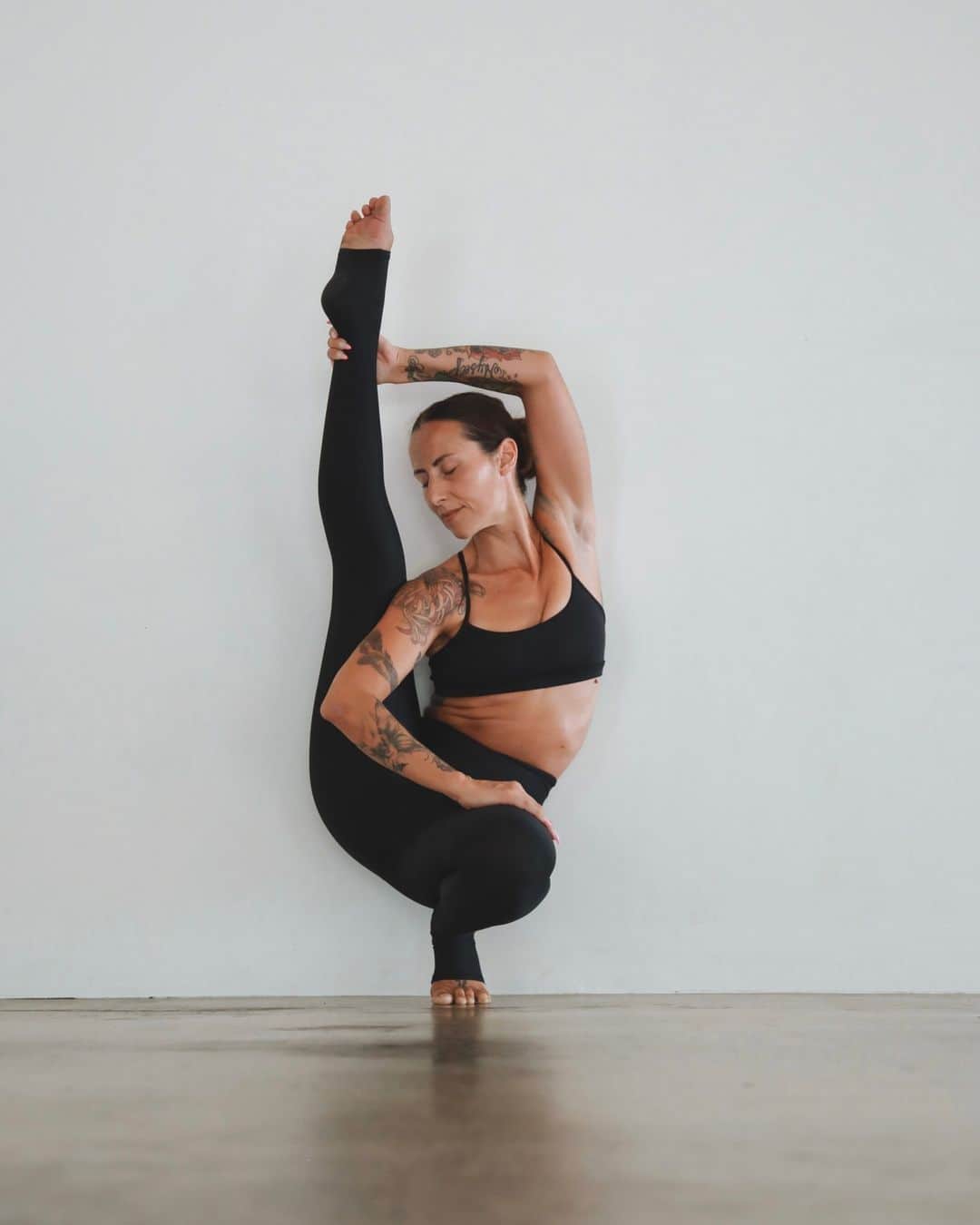 ALO Yogaのインスタグラム：「Focused. Energized. Peaceful. 🤍 How do you want to feel today?」
