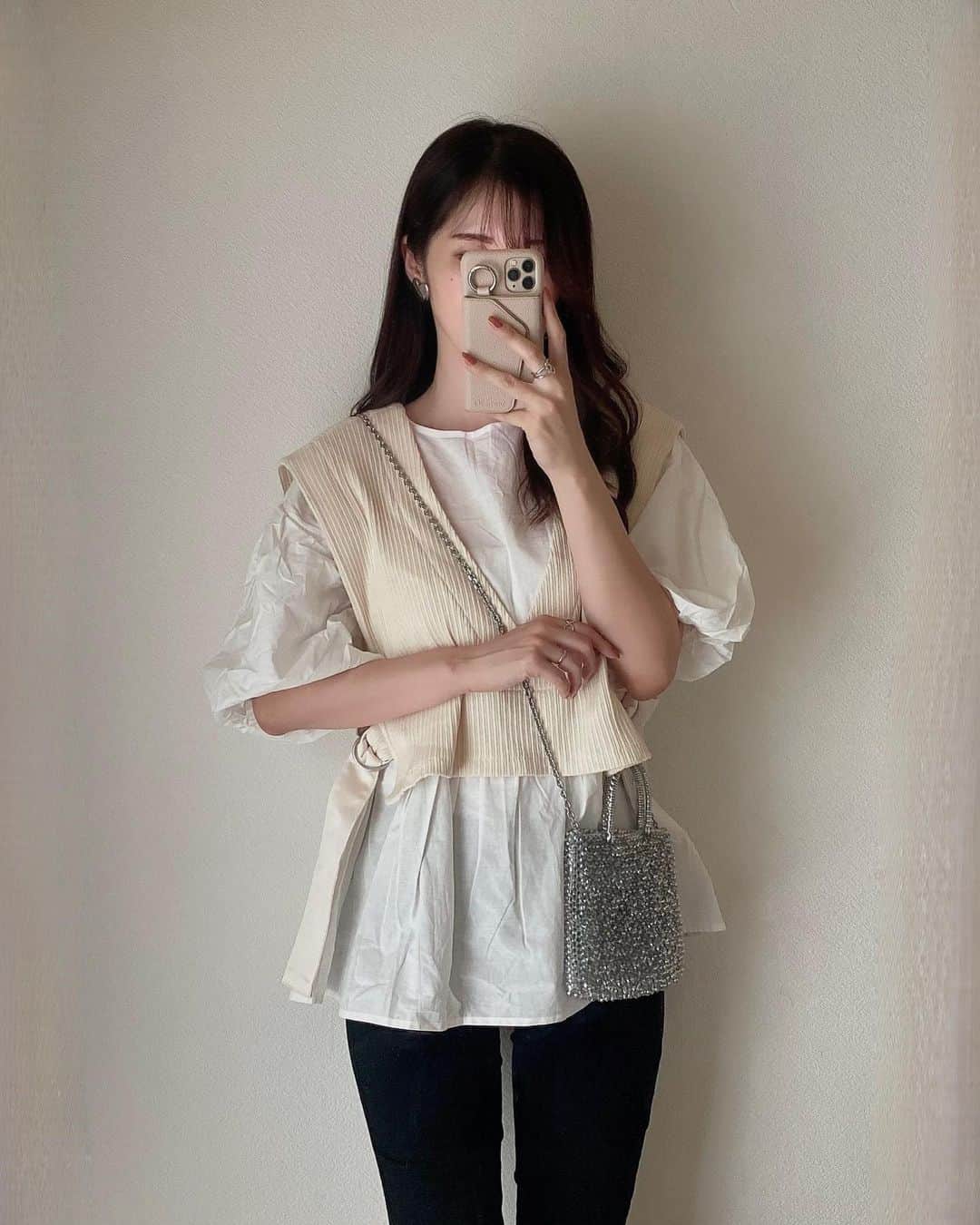 のインスタグラム：「. 大好きなペプラム🤍 このブラウス袖もポワンとなってて可愛い😍 @instyle365_jp   🏷️shizl3307whm  MOREPLUSのショートベストと合わせて秋コーデ🍂 . . . #ママコーデ #ママファッション  #プチプラコーデ #高見えコーデ #きれいめコーデ #キレイめコーデ  #大人カジュアル #カジュアルコーデ  #きれいめカジュアル #キレイめカジュアル #シンプルコーデ #韓国っぽコーデ  #モノトーンコーデ #白黒コーデ  #ペプラムブラウス #ベストコーデ #ショートベスト #アンテプリマ #mamagirl #locari #partegram」