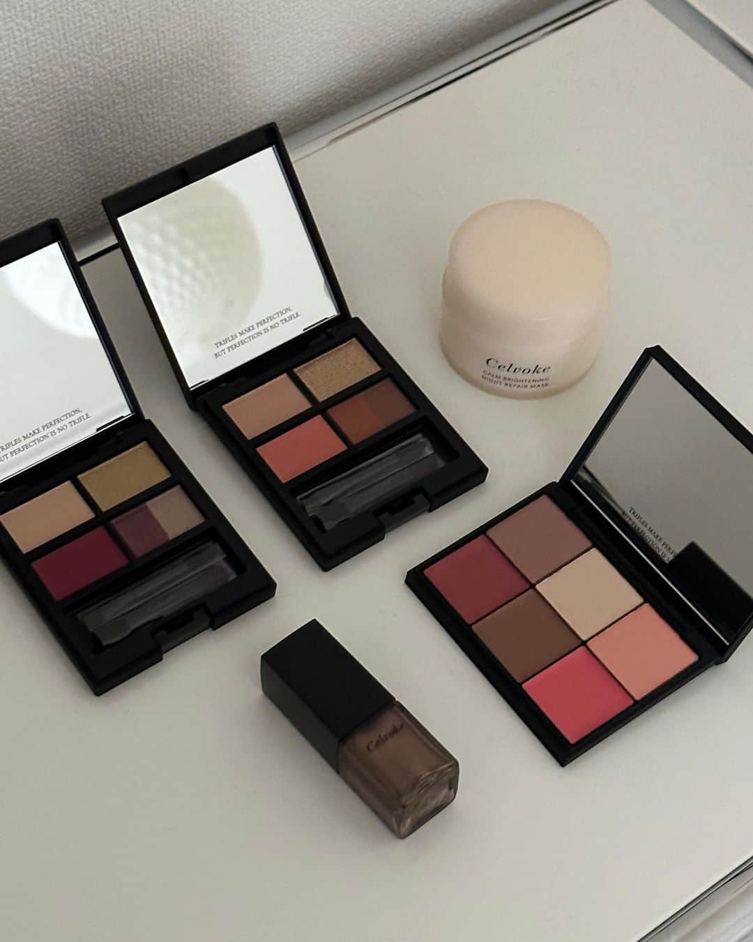 松本恵奈のインスタグラム：「今期のfashionにフィットしそうな色味だな♡ #cosmetics #makeup #celvoke」