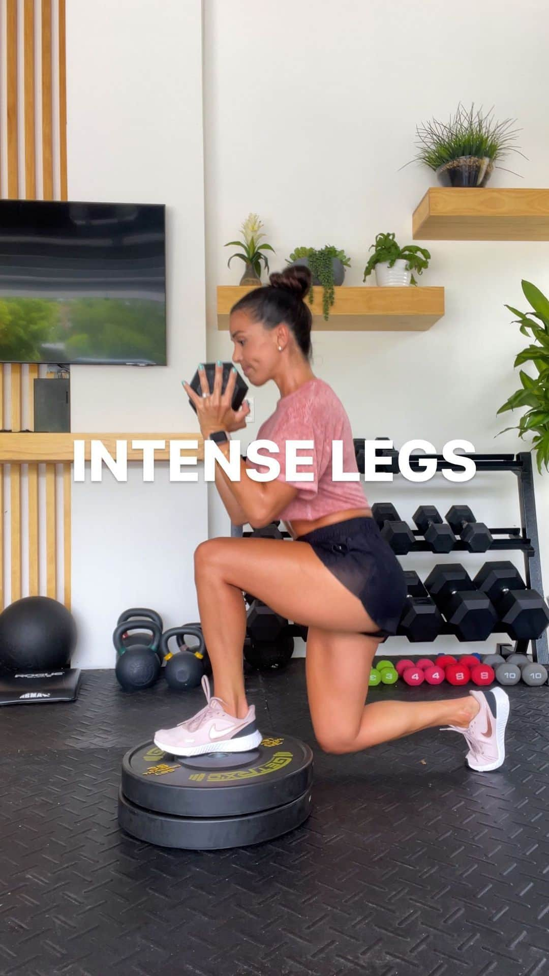 Ainsley Rodriguezのインスタグラム：「🔥This LEG WORKOUT will have them on fiyyya 🥵! . You’ll want to go heavy enough that you’re struggling with the last 2 reps and keep rest minimal! . REV LUNGE DEFICIT PULSE R x 10 reps  Rev lunge deficit hops R x 30 seconds . REV LUNGE DEFICIT PULSE L x 10 reps Rev lunge deficit hops L x 30 seconds  . RDL x SQUAT x 10 reps Squat Jumps x 30 seconds . SQUAT TO ALT REV LUNGES x 12 reps . FINISHER: SUMO STOMPS x 1 minute . REPEAT 3 rounds . #legworkout #gluteworkout #workout」