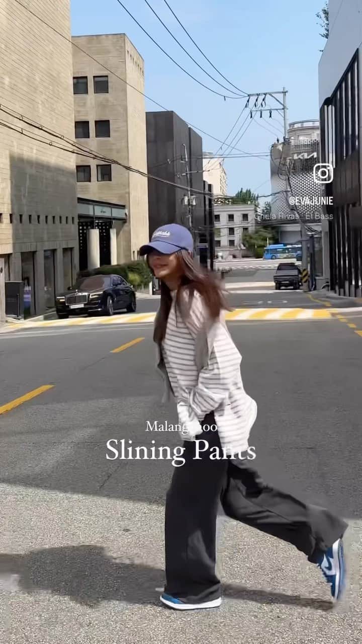 キム・ジュニのインスタグラム：「역대급 대박제품 #말랑츄슬리닝팬츠  기다리셨던 분들 너무 많으시죠! 잠시후 11시 안전재고분 소량입고에서 만나보세요!  사이즈,컬러 다양하지 않을수 있으며 빠르게 픔절될수 있으니 구매에 참고 부탁드립니다!  #어버브 #말랑츄슬리닝팬츠」