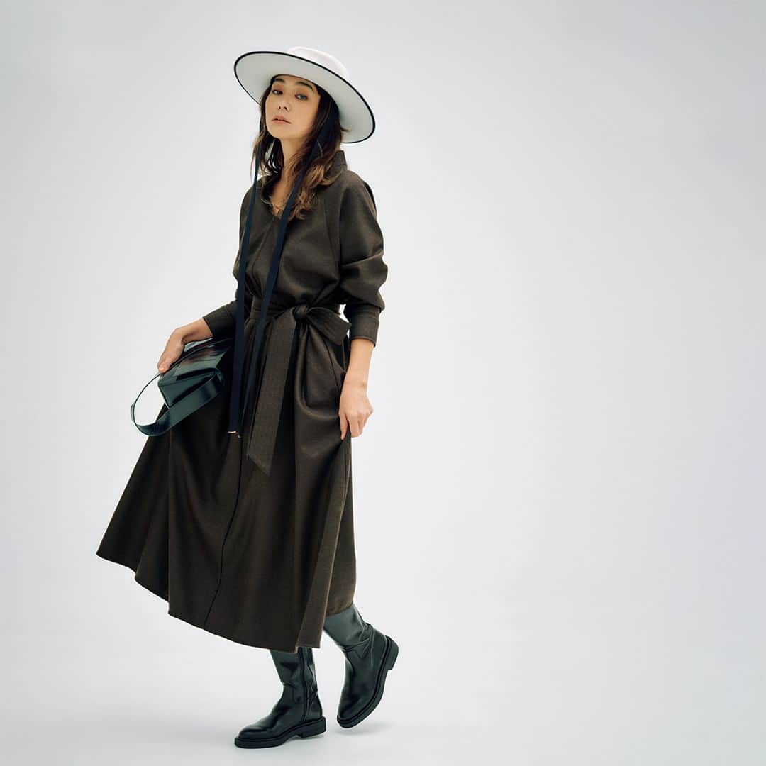 のインスタグラム：「. #WhimGazette の「Aラインワンピース」 Marisol×人気ブランド「ここでしか買えない」別注Special！  昨年、同型で登場した別注ワンピは即完売！ 旬色でア ップデートした第二弾が誕生。 リッチ感のあるデザインが人気の秘密。  共布ベルトを締めてブラウジングしたり、ベルトなしでラフに着たりと、 シーンに合わせてふたつの顔を楽しんで。  ワンピース（商品コード：417151）¥39,600／Marisol（ウィム ガゼット）帽子￥71,500（エントワフェイン）　バッグ￥37,400・靴￥63,800（ハァウ）／ウィム ガゼット 青山店  #marisolmagazine　#マリソル　#アラフォーコーデ　#40代コーデ　#40代ファッション　#アラフォーファッション　#秋トレンド　#秋コーデ　#秋ファッション　#fashion　#ootd #ENTWURFEIN　#Hoaw」