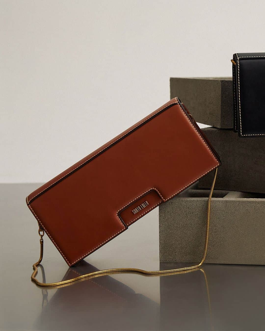 Santa Lollaのインスタグラム：「A icônica bolsa carteira ganhou uma versão pra lá de curinga e atual na nova coleção. O modelo é repaginado com o acabamento sofisticado de pespontos e conta com duas opções de alça, o que permite que ele transite por diversos momentos e produções. Deslize para ver outra opção! [ R$279,90 cada ] #santalolla #santalollaverao24 #SLhandbags」