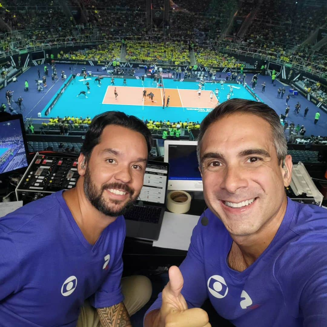 ウィリアム・アルジョナのインスタグラム：「Sempre um prazer @gustavo_villani  vamos que hoje é "final"  Brasil x Alemanha pré olímpico direto do Maracanazinho!!  Quem lembra desse palco em 2016? #voleinosportv」