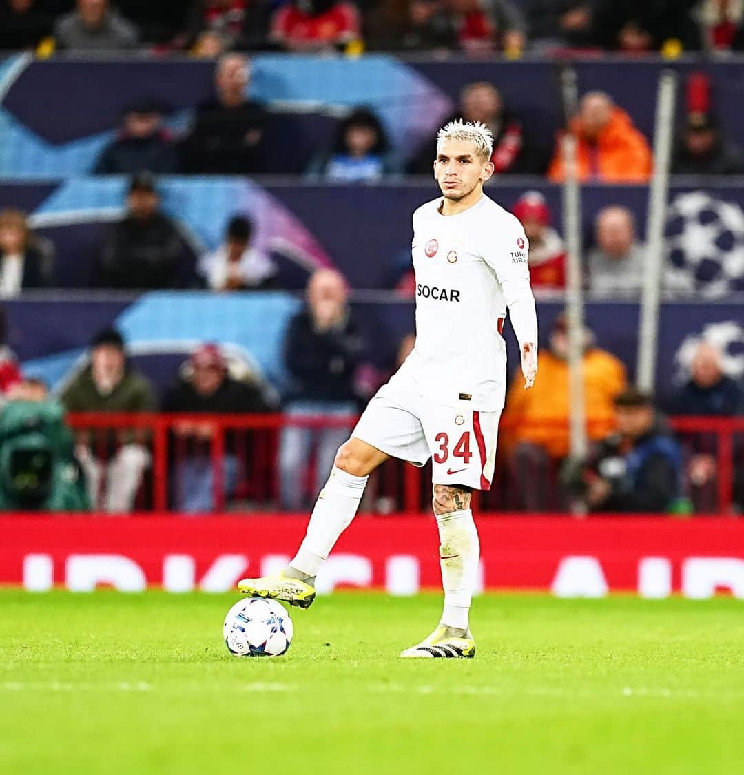 ルーカス・トレイラのインスタグラム：「An incredible away victory in the Champions League against a European powerhouse! 💪⚽️  The team showed character and determination - the squad stood strong in this crucial match!  We're more united than ever.  Let's go Galatasaray! 🦁💛❤️ 🐜 #UnitedTeam #UCL --- ¡Increíble victoria a domicilio en la Champions contra un gigante de Europa! 💪⚽️ El equipo mostró carácter y determinación, ¡el grupo dijo presente en un partido crucial!  Estamos más unidos que nunca.  ¡Vamos Gala! 🦁💛❤️ 🐜  #EquipoUnido #UCL #LT34🇺🇾」