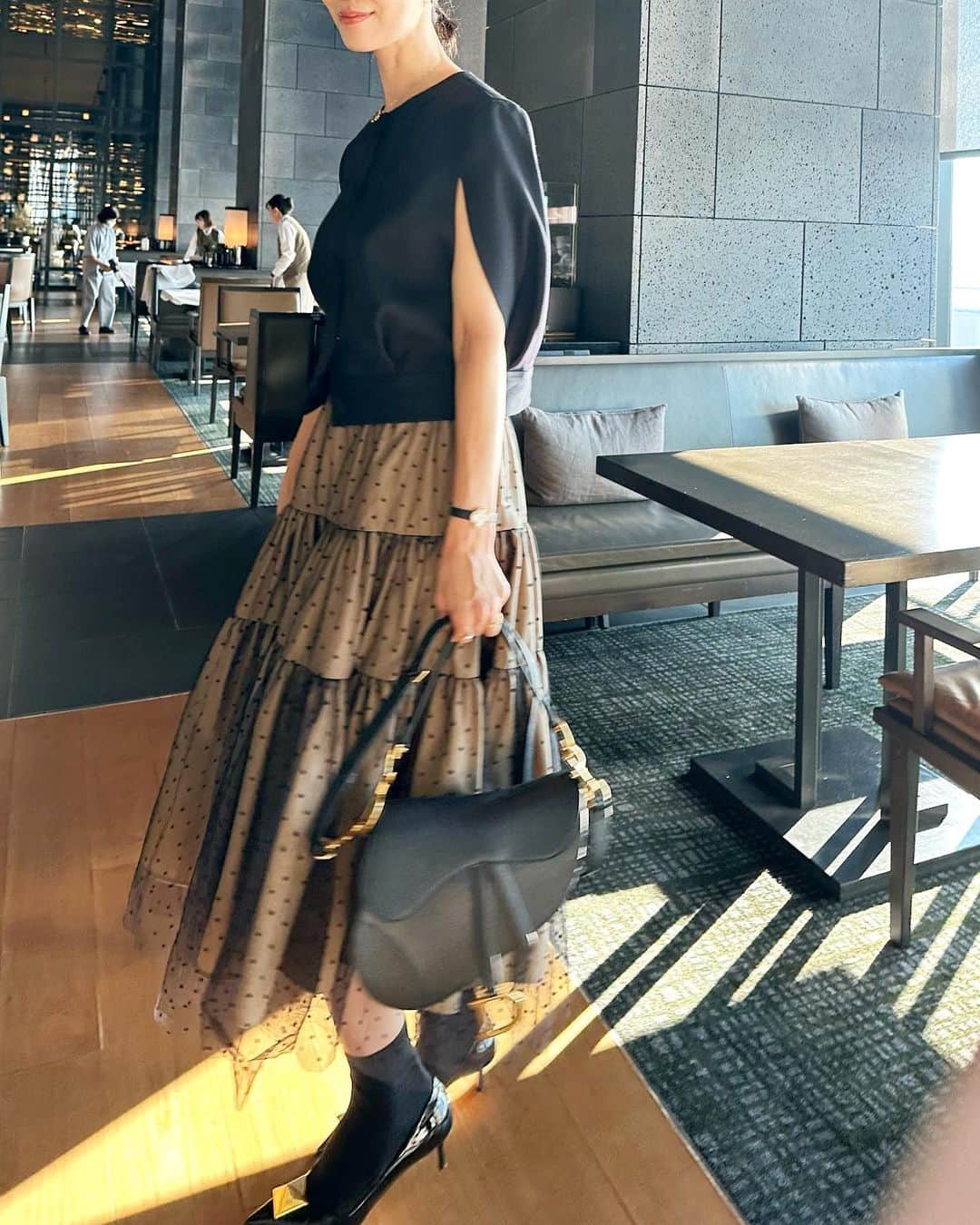 川人未帆のインスタグラム：「・ 先日のバースデーランチのコーデ。 ドットのブラックオーガンジーはハリのあるベージュの生地に重ねています。紗がかかった感じがとっても美しい。  分量たっぷりは外せなかったので、いつものスカートよりも少し…🤏なんだけど、 特別感を纏える一枚です。 ニットでも、夏にはTシャツでも。 そしてジャケット合わせたり着方次第でフォーマルにも、ドレスアップも叶います。 通年着られるのも嬉しい🤎🖤🤎🖤  10月のコレクションです✨  Tops: @martinique_tokyo  Skirt: @seventenbymihokawahito  Shoes: @maisonvalentino  Bag: @dior」