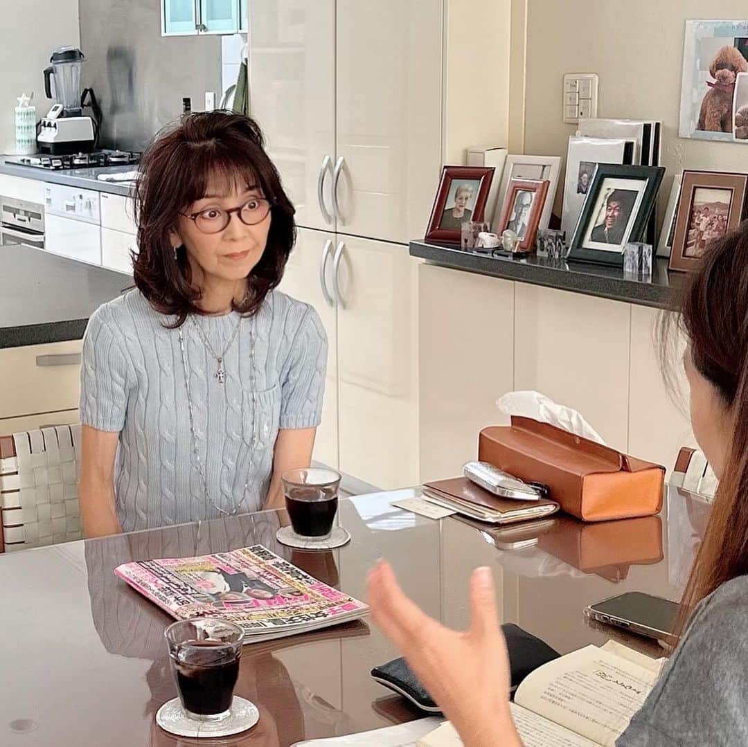 柏木由紀子のインスタグラム：「肌寒い朝です☔️ 昨日も朝の庭仕事、草むしりを終えてからの取材が一件。 プードルを飼ってるライターさんで、ワンちゃんの話も盛り上がりました🐻 今日も笑顔で！ いってらっしゃい♪  　  #柏木由紀子ファッションクローゼット 好評発売中！ #楽天ブックスファッション部門1位獲得 #発売前重版 #坂本九音楽事務所 #坂本九 #坂本九柏木由紀子 #シニアファッション #シニア世代のファッション番長 #75歳 #70代コーディネート #60代コーディネート #50代コーディネート #柏木マダム #カシワギマダム #由紀子巻き #60代ヘアスタイル」
