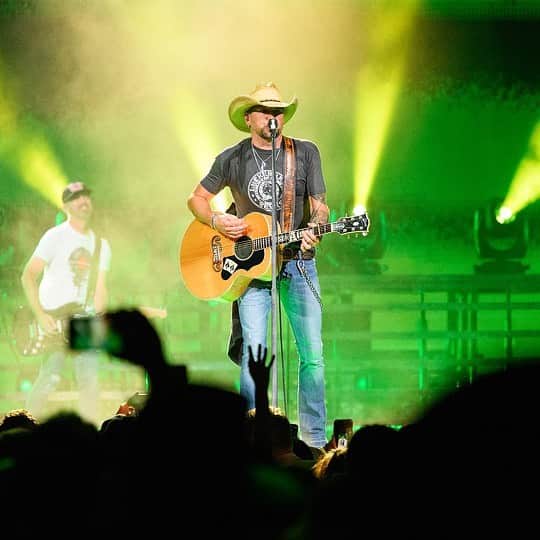 ジェイソン・アルディーンのインスタグラム：「The Highway Desperado Tour is comin’ to you LIVE from our sold-out show in West Palm Beach. This is your LAST CHANCE to catch this tour, so grab your tickets now at the link in bio to stream it on Veeps on 10/27! 🤘🏼」