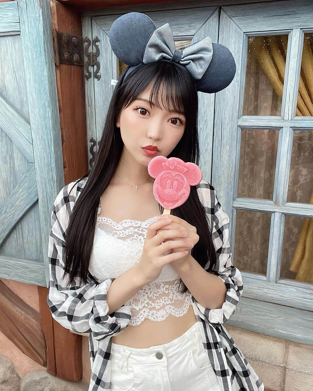 吉沢朱音さんのインスタグラム写真 - (吉沢朱音Instagram)「おはよう〜🐭🏰 ディズニーランドのアイス美味しいんよね、 夏終わりやけん食べちゃう🍨💗 . 今日もいちにち〜！！！ . . . #ディズニーランド #dysneyland  #私服 #summertime」10月4日 8時09分 - nesomagic72