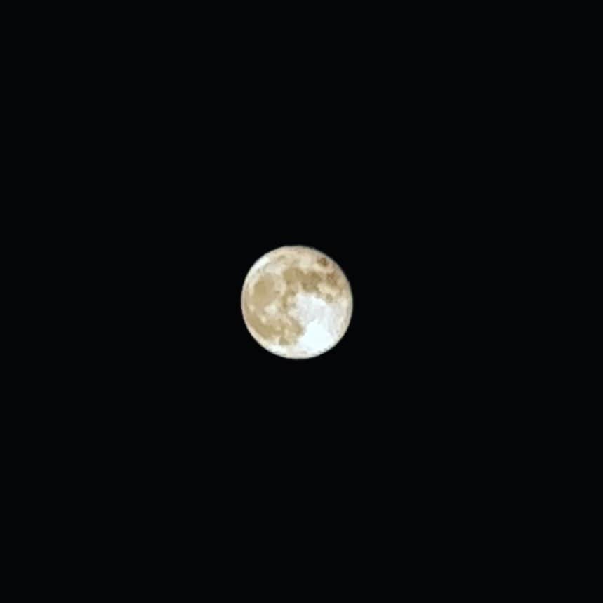千葉あやのインスタグラム：「. この間の月🌕  2023年があと3ヶ月っていうのもびっくりだし、  ほんの2、3年前だったかな？って出来事が軽く7、8年前だったり、  1993年がもう30年前ってのも、本当に月日の速さには驚かされる日々😳  10月もよろしくお願いします☺️  今日は昨日より5℃低い東京🗼 雨で寒い..🥶」