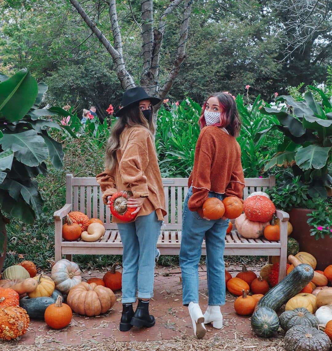 Brooklyn and Baileyさんのインスタグラム写真 - (Brooklyn and BaileyInstagram)「Booty pics (swipe to see the last few years of us doing this tradition lol)」10月4日 8時04分 - brooklynandbailey