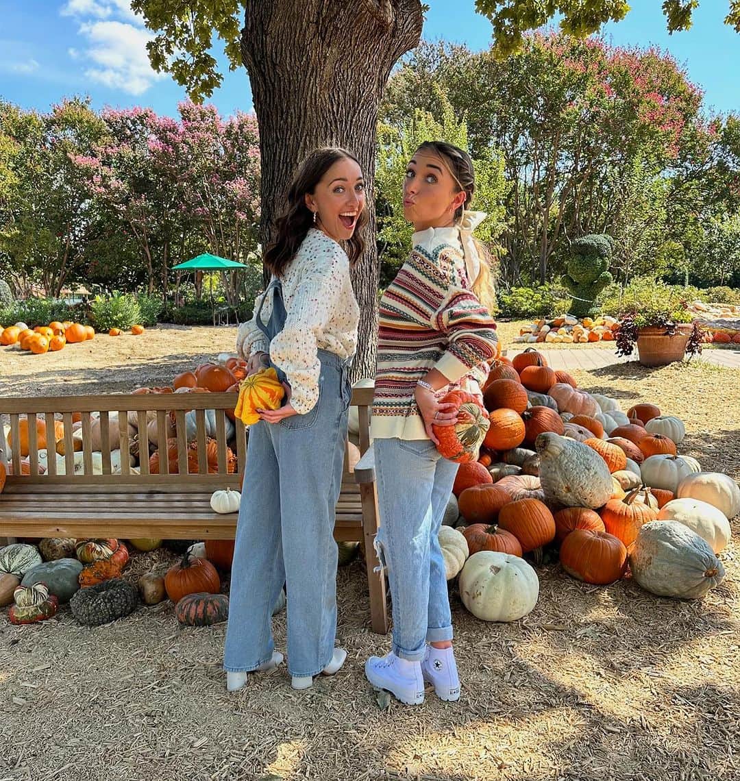 Brooklyn and Baileyのインスタグラム：「Booty pics (swipe to see the last few years of us doing this tradition lol)」