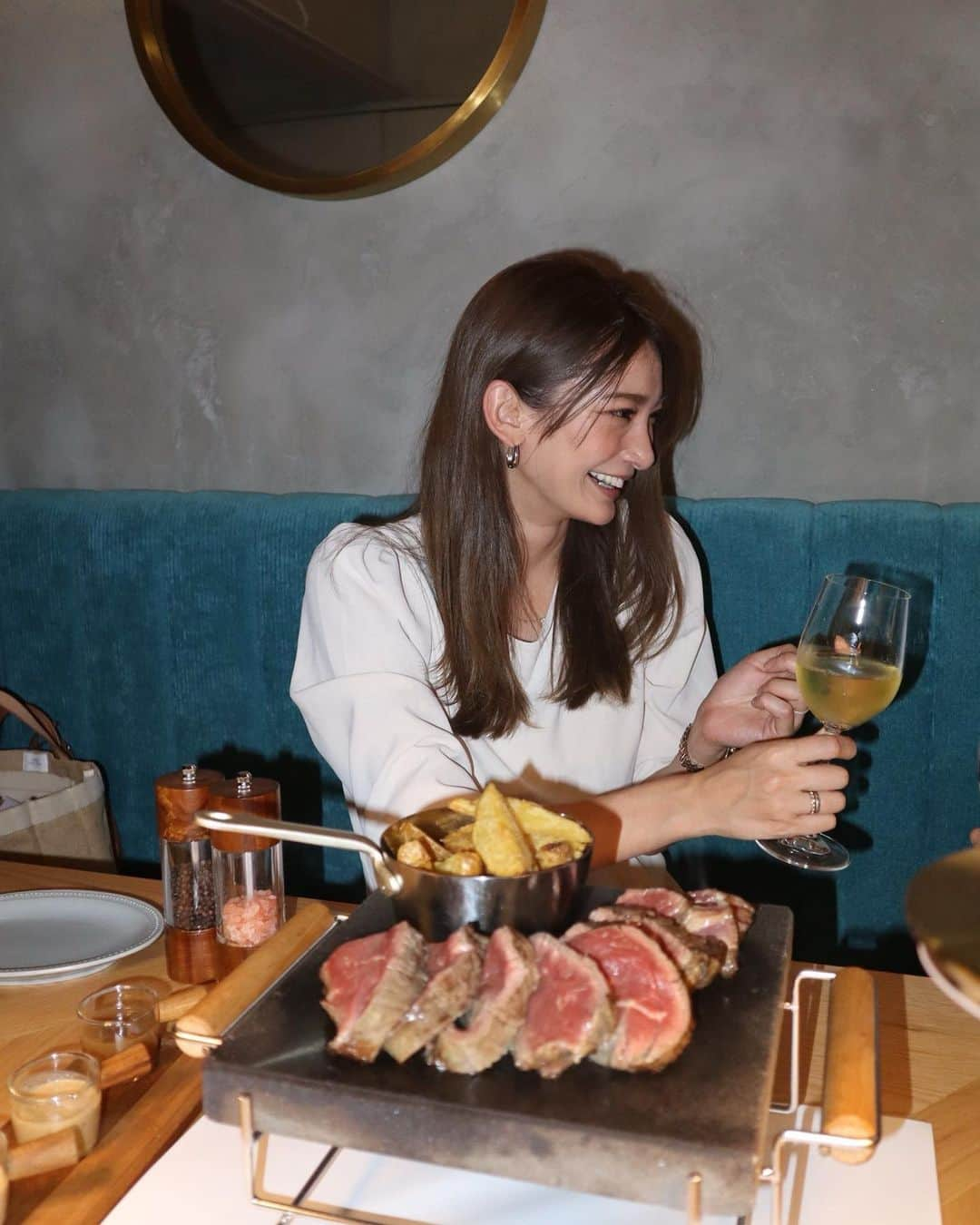 里海のインスタグラム：「大好きなステーキ🥩🥩🥩 子供にもワンちゃんにもフレンドリーな @oceangoodtable_shibuya で🍴 全ての食事が美味しいですよ😉  我が家の坊ちゃんは寝てますが 2人の一歳のお誕生日を お祝いしました❤️ @pascalmariedesmarais_pmd の 子供はお誕生日当日でした❤️ 素敵なお店で素敵な夜を 大好きな友達と過ごせました🥰  私たちを幸せにしてくれる2人 産まれてきてくれてありがとう🥰  #オーシャングッドテーブル渋谷 #shibuya_ogt #steakfrites #PR」