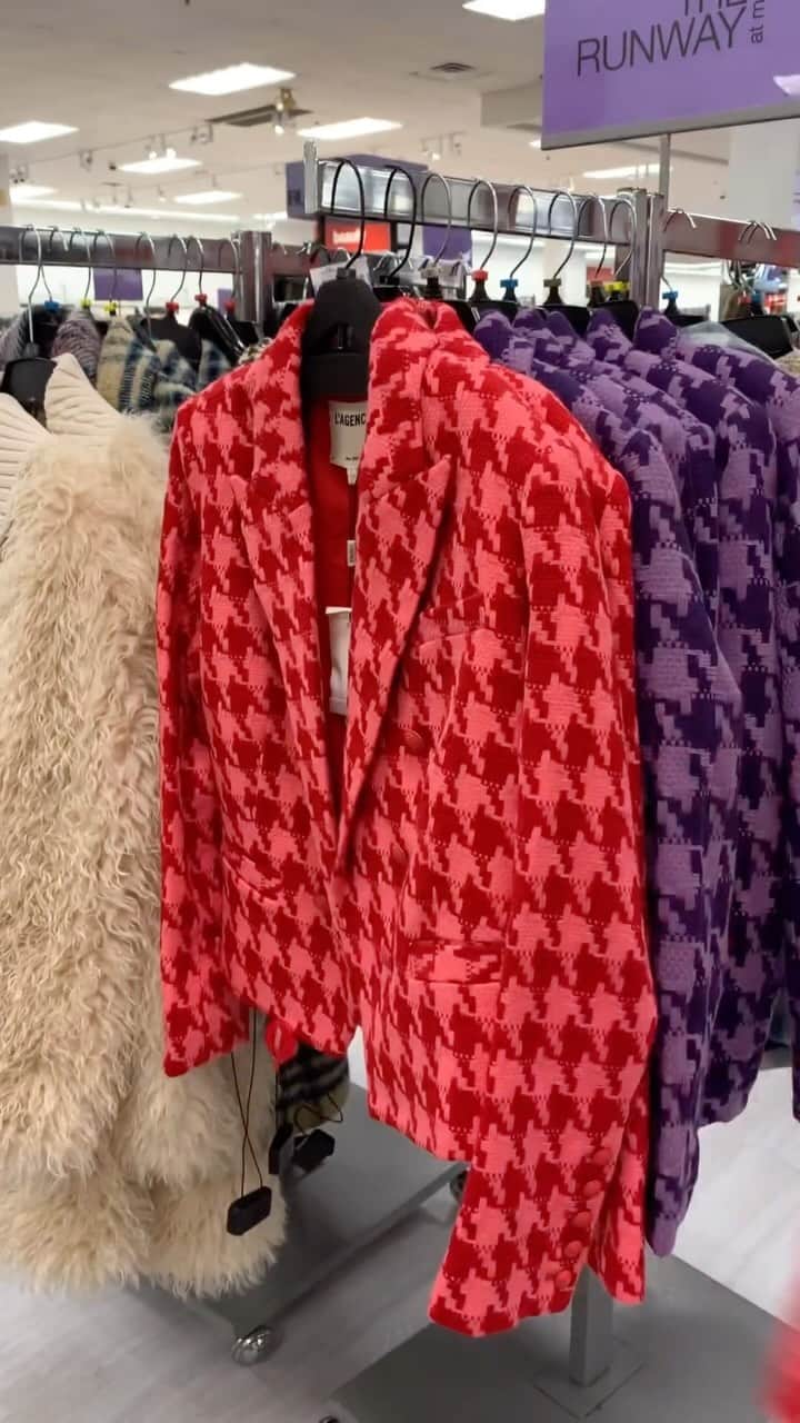 T.J.マックスのインスタグラム：「the maxxinista’s equivalent to the roman empire...cherry red finds🍒」