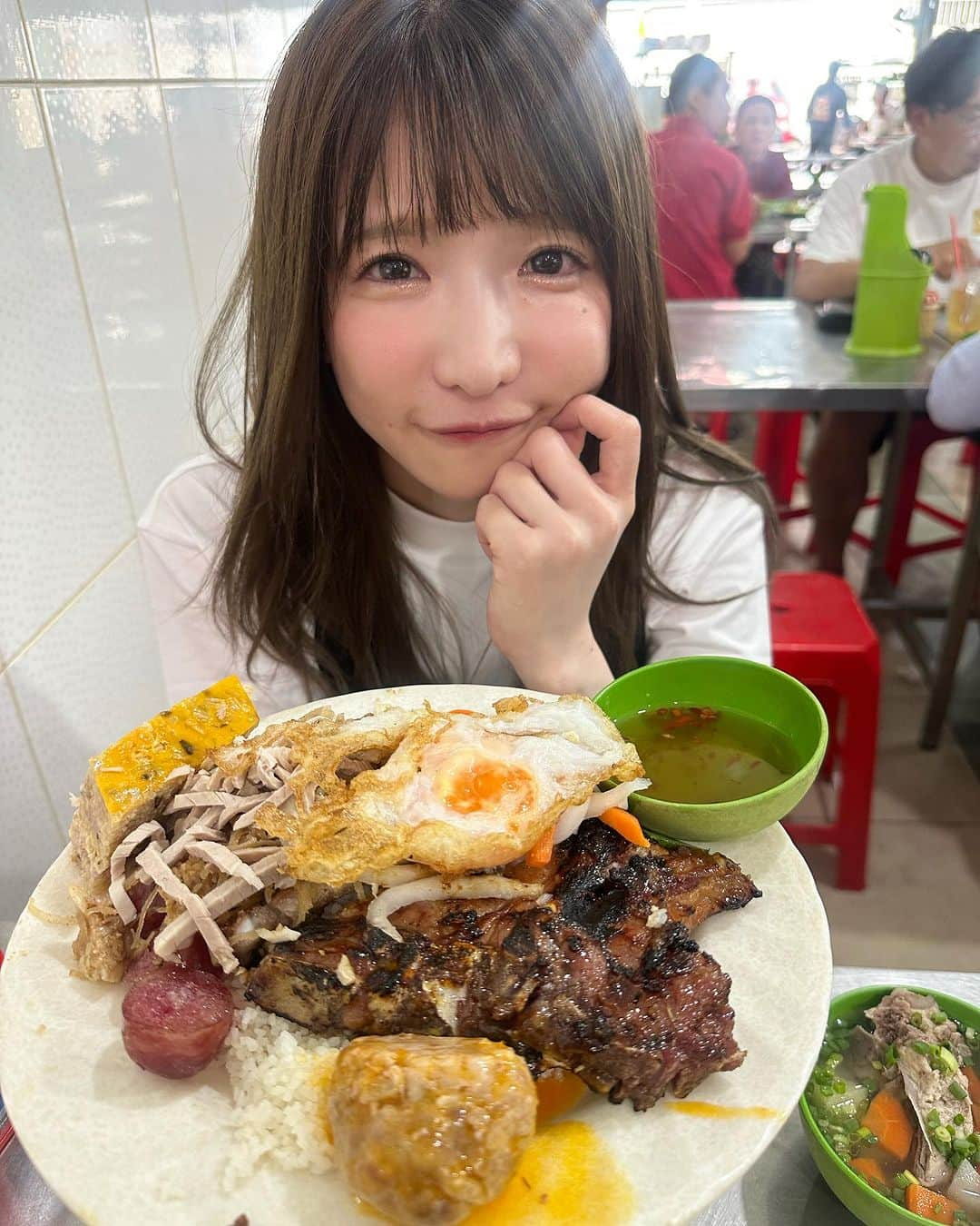 もえのあずきさんのインスタグラム写真 - (もえのあずきInstagram)「ベトナムのローカルフード コムタム🍖 #コムタム#ベトナム旅行 #ベトナム料理 #もえあず#大食い#もえあず旅」10月4日 8時07分 - moeazukitty