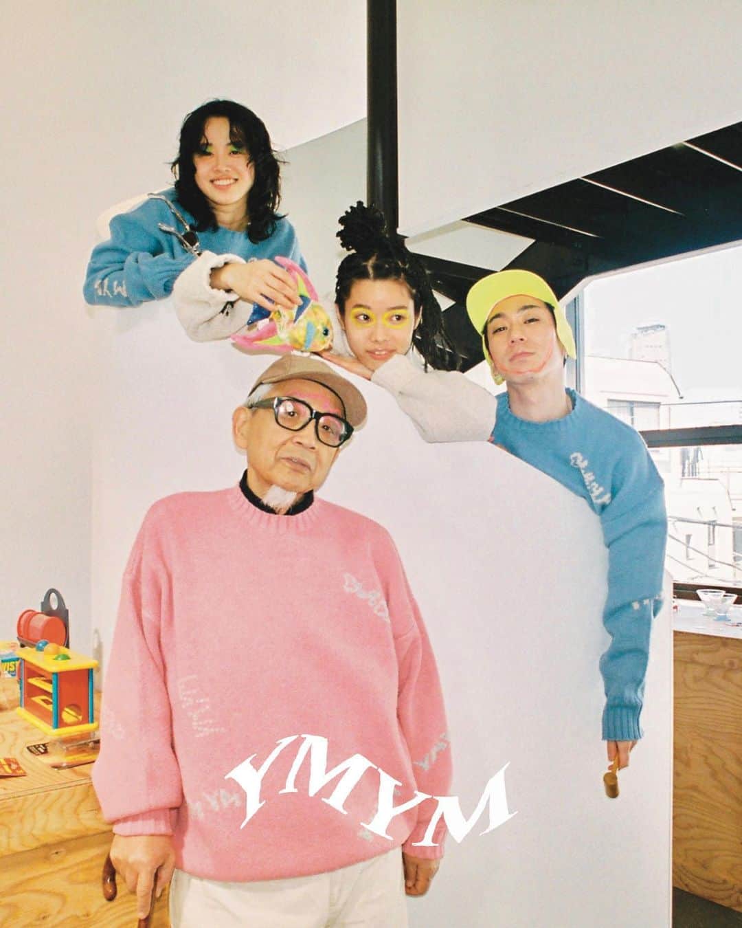 ユウキのインスタグラム：「“YMYM” NOW ON SALE!🪿worldwide shipping!! @ymym.tokyo   AWシーズンオンライン販売はじまってるよ💓 今回のテーマは”MORE PLAYFUL “ ハッピーおもちゃなイメージで🧸🐾  いまアメリカツアー中にも着て来てるけど、 ルーズニットとスウェットが特に着心地最高🥹🫶🏻  そして撮影も楽しかったなあ！！ （私を通じて出会ったみんなが、撮影を機に仲良しになったらしい🥰超最高！しあわせ🥰🥰）  みんなチェックしてね🩷  📷 @marinko5589  📹 @yopika  💄 @d_zon 🏠 @sps_daikanyama  🎬 @yuukichan2  #YMYM #AW2023 #outfitidea #fashionshoot」