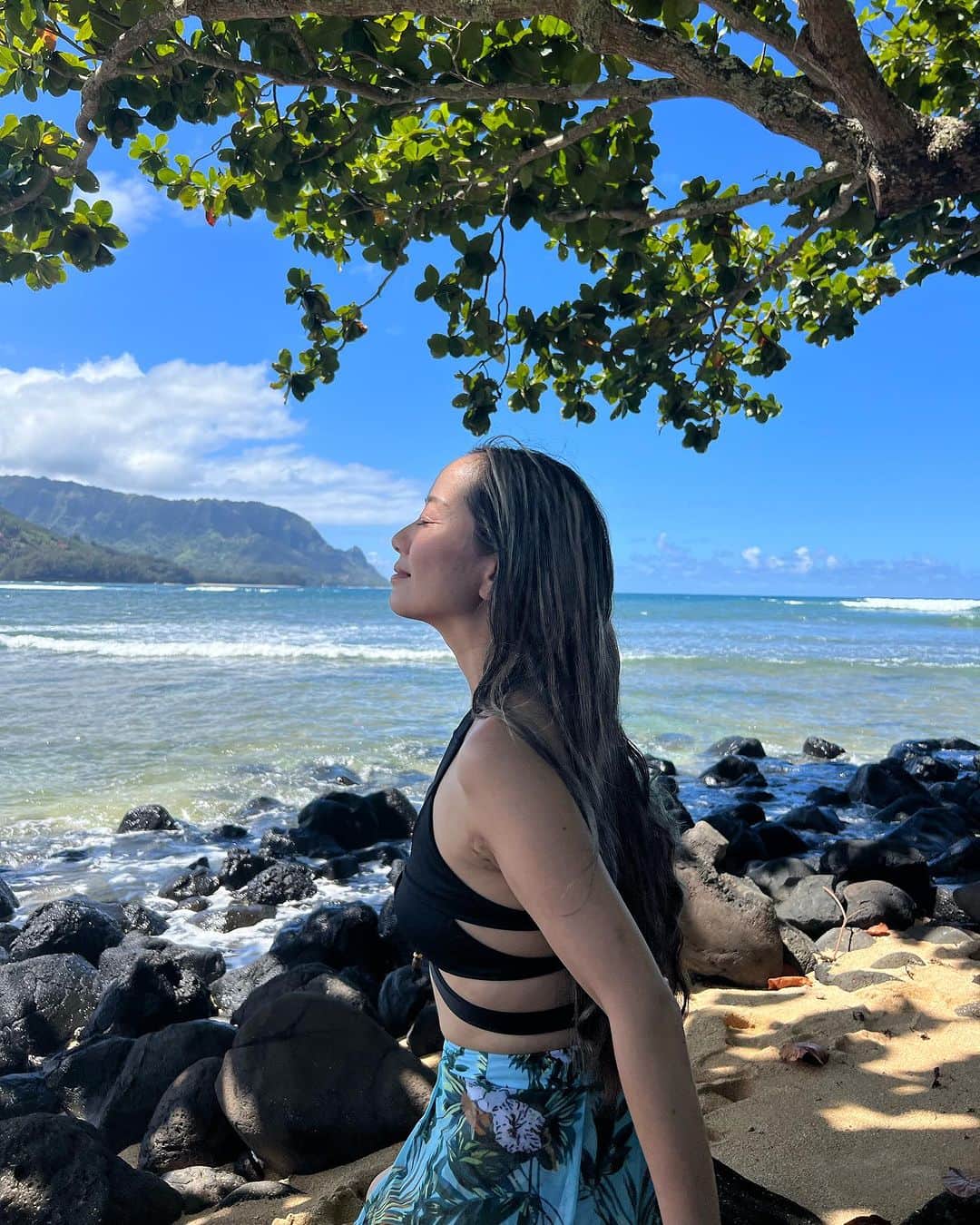 レイチェル・チャンのインスタグラム：「Beautiful Kaua’i🏝️ ビーチでのんびりくつろぎタイム✨  本を読んだり お昼寝をしたり 泳いだり プールサイドのバーで飲んだり 海辺でスノーケリングしたり みんなが好きなように過ごして 受け取りモードに…  #エイブラハム #エイブラハムクルーズ #エイブラハムの教え  #引き寄せ #引き寄せの法則 #カウアイ島  #kauai #hawaiiislands  #ハワイ #受け取りモード #くつろぎ #beach #ビーチ #レイチェルチャンネル」