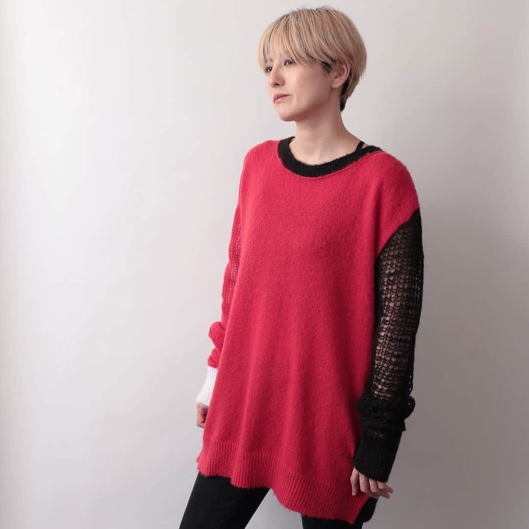 のインスタグラム：「"TEARS OF SWAN-3COLOR SPIDER ARM NET SWEATER" ¥28.000(tax in)  ブランド定番のセーターをリニューアル。 フロントにカラー、袖部分の編み目を前回よりも更に大きく改良、重ね着等様々な着用をして頂けるアイテムに仕上げました。  オーダー頂きました皆様、本日から順次発送、店頭入荷です!!  店頭、webshopにて引き続きオーダー受付中ですので宜しくお願い致します😊🧶🏬💻  https://tears-of-swan.shop-pro.jp/?pid=176509093 (11月上旬発送開始)  @tears_of_swan #tearsofswan #sweater #netsweater #knit #セーター #ニット」
