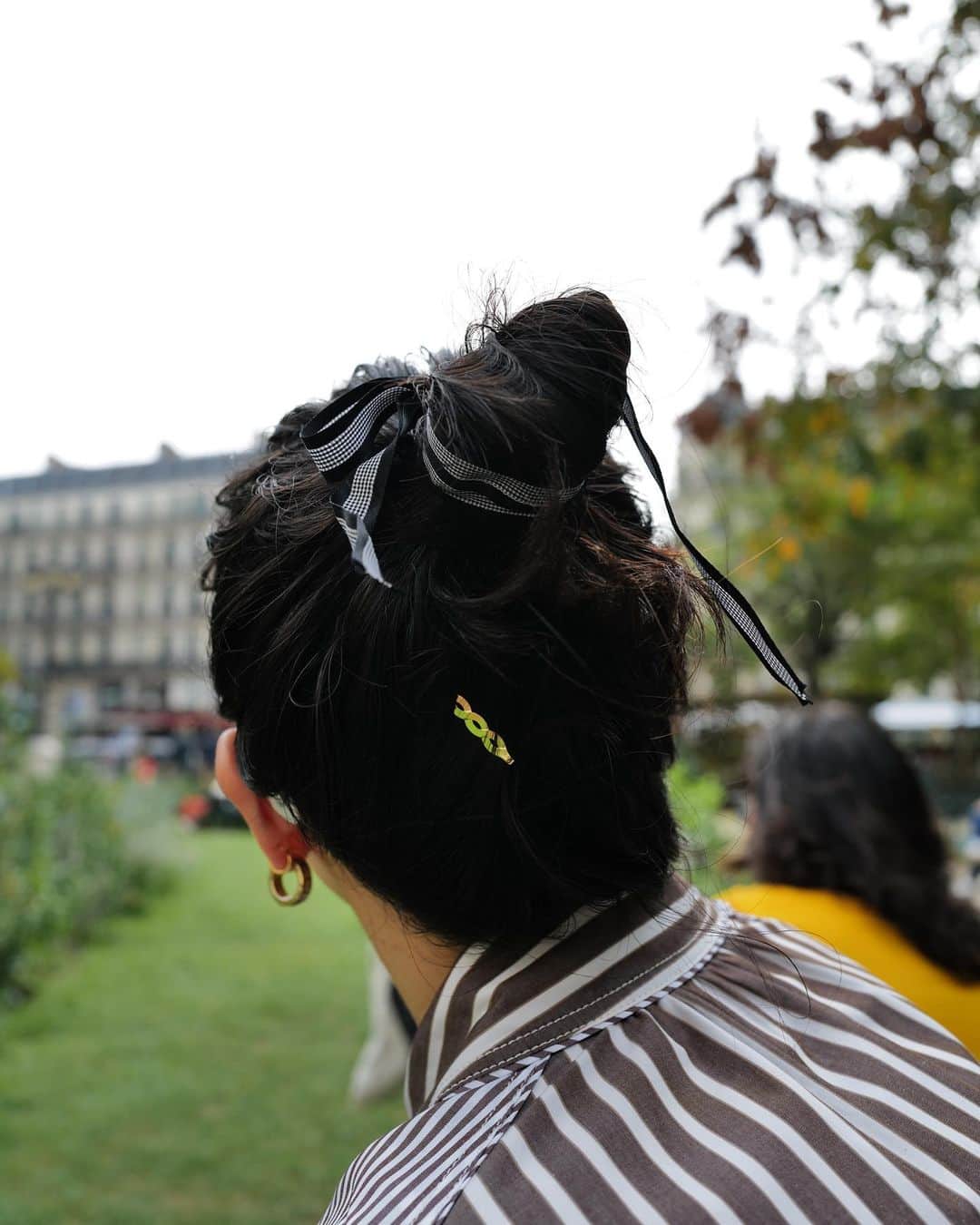 根岸由香里さんのインスタグラム写真 - (根岸由香里Instagram)「. 巻いたり付けたり結んだり。髪のアレンジもコーディネートやスタイルのたいせつな一部。髪の結びかたや位置、スタイリング剤を変えるだけでも全然変わる。」10月4日 8時21分 - yukarinegishi