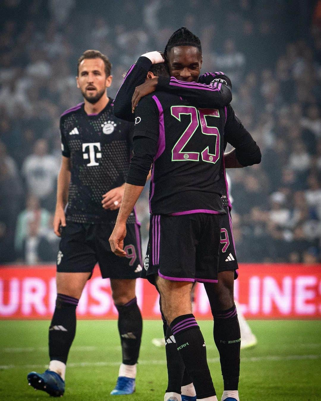 トーマス・ミュラーのインスタグラム：「A @championsleague night at its best ⚽️🤩❤️  The atmosphere against a tough opponent was amazing. This celebration with the boys after the goal of @m.tel14 was very intense 🥳  #lovingit #clnights #stillspecial #griffigbleiben #goodnight」