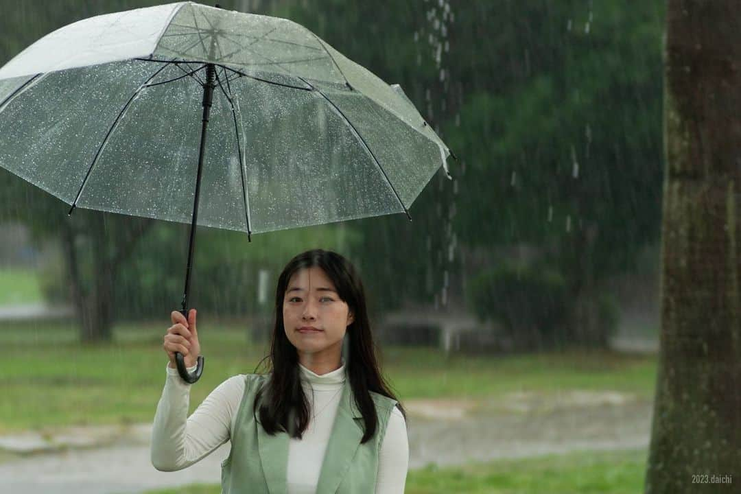 小田飛鳥さんのインスタグラム写真 - (小田飛鳥Instagram)「大雨の中だって楽しめる☺︎ 紙一重で、気持ちって変わるから＾＾ どんな状況でも楽しめる人になりたいです♪ いつも心だけは晴れ晴れ☀️ #portrait #portraitphotography #被写体 #撮影会 #雨の日ポートレート」10月4日 8時34分 - asuka_oda_0320