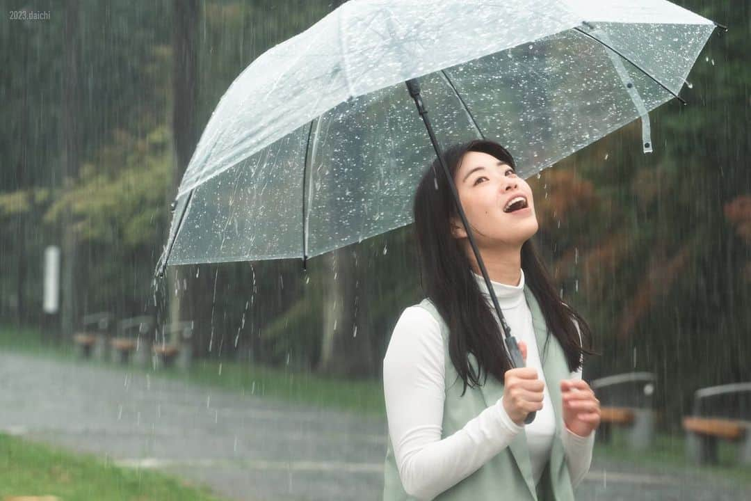 小田飛鳥のインスタグラム：「大雨の中だって楽しめる☺︎ 紙一重で、気持ちって変わるから＾＾ どんな状況でも楽しめる人になりたいです♪ いつも心だけは晴れ晴れ☀️ #portrait #portraitphotography #被写体 #撮影会 #雨の日ポートレート」