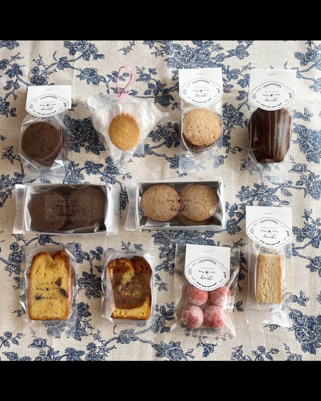 おやつ屋ハイジのインスタグラム：「いつかのイベント用お菓子。 の試作だった  #焼き菓子 #お菓子の詰め合わせ #オーダーお菓子 #お菓子ボックス #記念日のお菓子 #出産内祝い #内祝い #内祝いハイジ #おやつ屋ハイジ #焼き菓子ギフト #お取り寄せスイーツ #出産お祝い #出産ギフト #お誕生日クッキー #cookies #decoratedcookies」