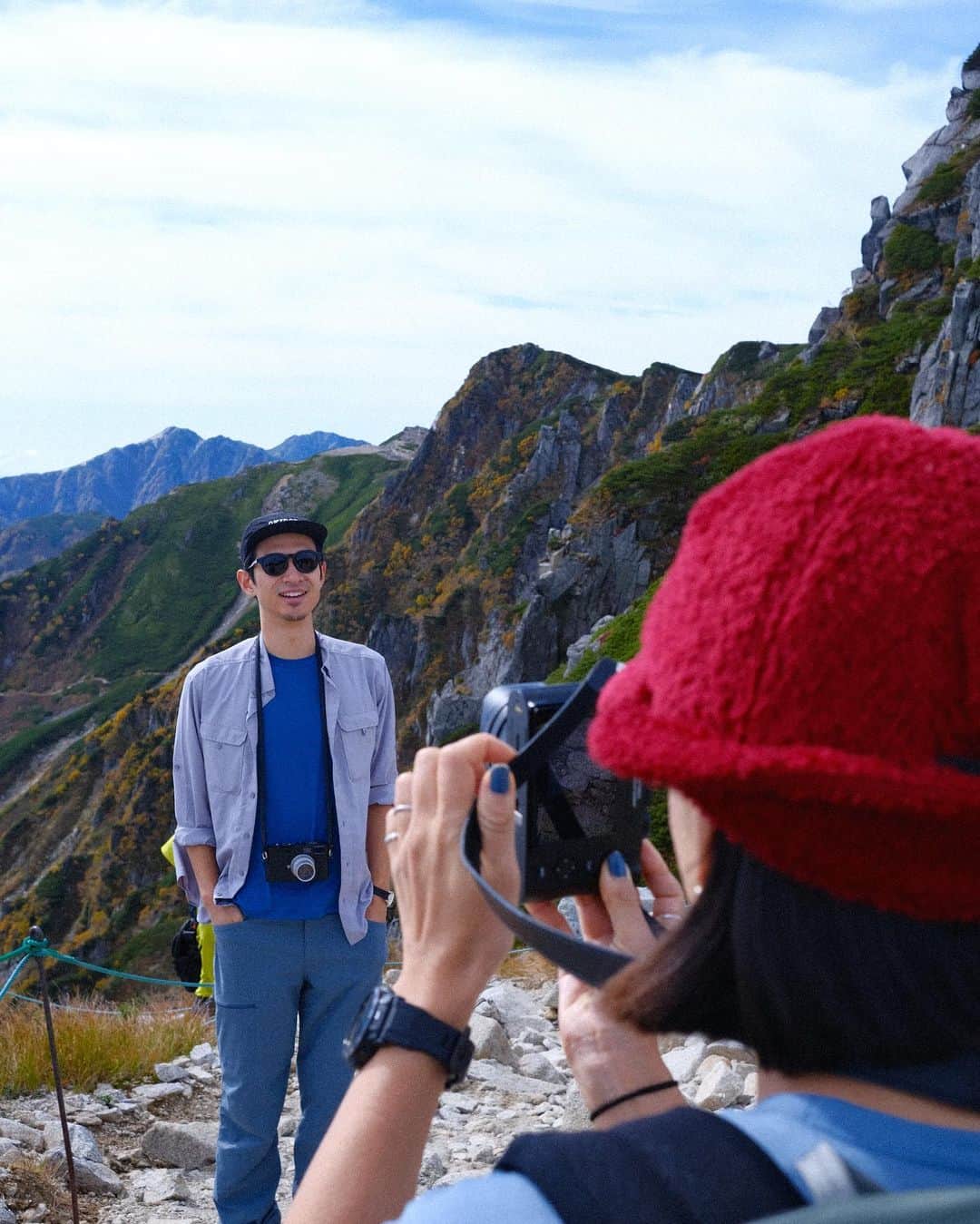 安井達郎さんのインスタグラム写真 - (安井達郎Instagram)「紅葉の木曽駒ヶ岳2956mへ。 @miyare38 @koki_nishimoto  ロープウェイで2612mまで一気に登ったら圧巻の千畳敷⛰👏 コースタイムは4時間くらいで気軽に絶景を楽しめるコースでもあるので、初心者の方でもオススメですよ👍 #leicam9」10月4日 8時52分 - tatsuroyasui