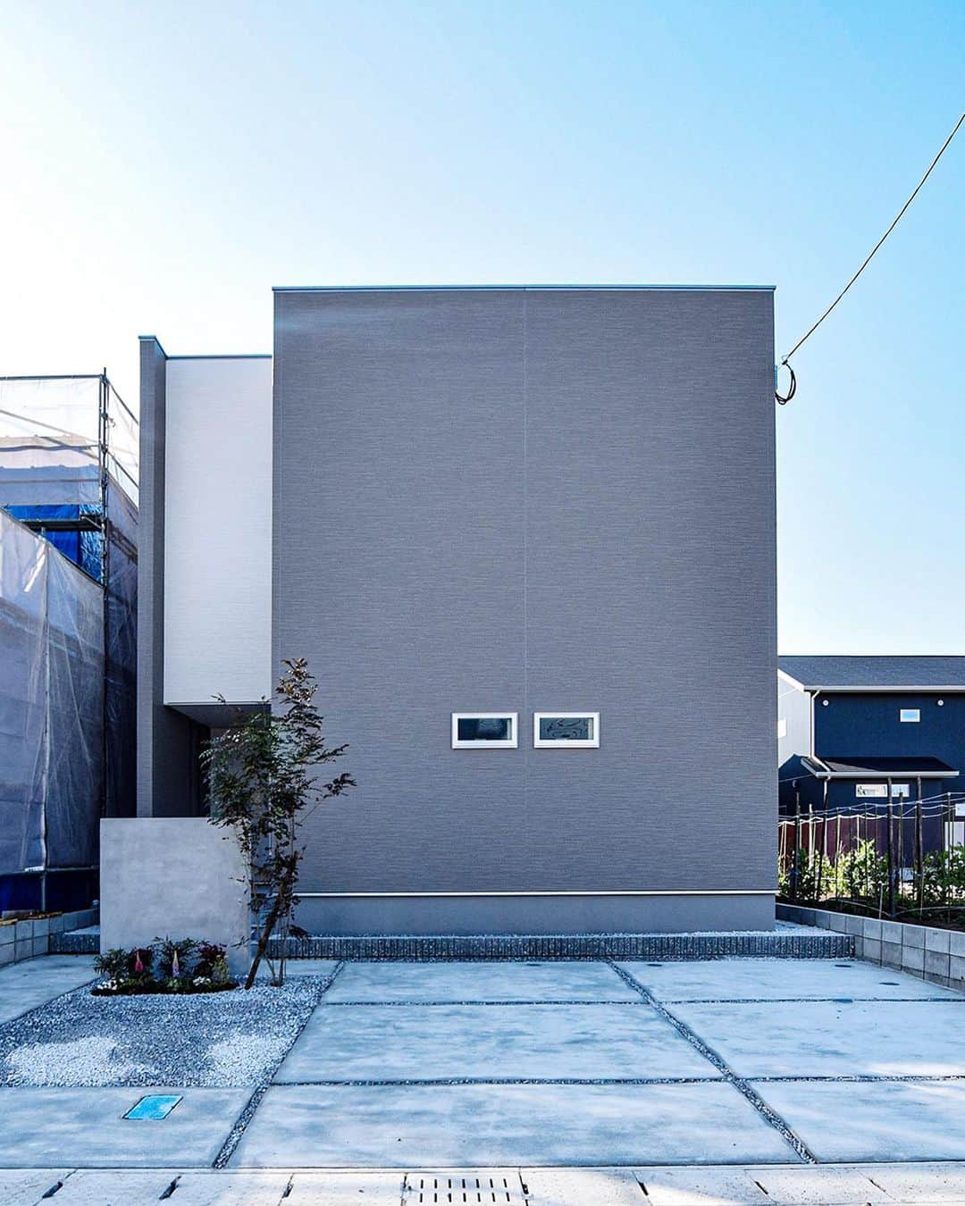 東洋ホームさんのインスタグラム写真 - (東洋ホームInstagram)「☜もっと施工事例を見る👀  グレー×ホワイトの組み合わせがオシャレなボックス型デザインの外観。  #外観 #外観デザイン #エントランス #玄関 #エクステリア  * ———————————————  東洋ホームは地元宮崎で40年間家づくりを続けてきた会社です。 「家づくり」から、「暮らしづくり」へ。 こだわりの間取りとデザインが一体となった、暮らしやすく心地よい居場所のある【あなただけの住まい】を実現✨ 私たちはオシャレにも工法にもこだわった「お家の専門家」です💪  ———————————————  ＼東洋ホーム 公式YouTube始めました／ YouTubeにて【東洋ホーム】と検索！ 人気の平屋ルームツアーは必見！ 気軽にみられるショート動画も多数投稿中◎  ——————————————— ↓施工事例＆最新情報はHPにて↓ @toyohome_miyazaki プロフィールのリンクよりチェック🌟 お問合せや資料請求もお待ちしております📥 ———————————————  #東洋ホーム #宮崎工務店 #toyohome #東洋ホーム宮崎 #注文住宅 #マイホーム #マイホーム計画中 #施工事例 #宮崎注文住宅 #おしゃれな家 #おしゃれな家づくり」10月4日 8時47分 - toyohome_miyazaki