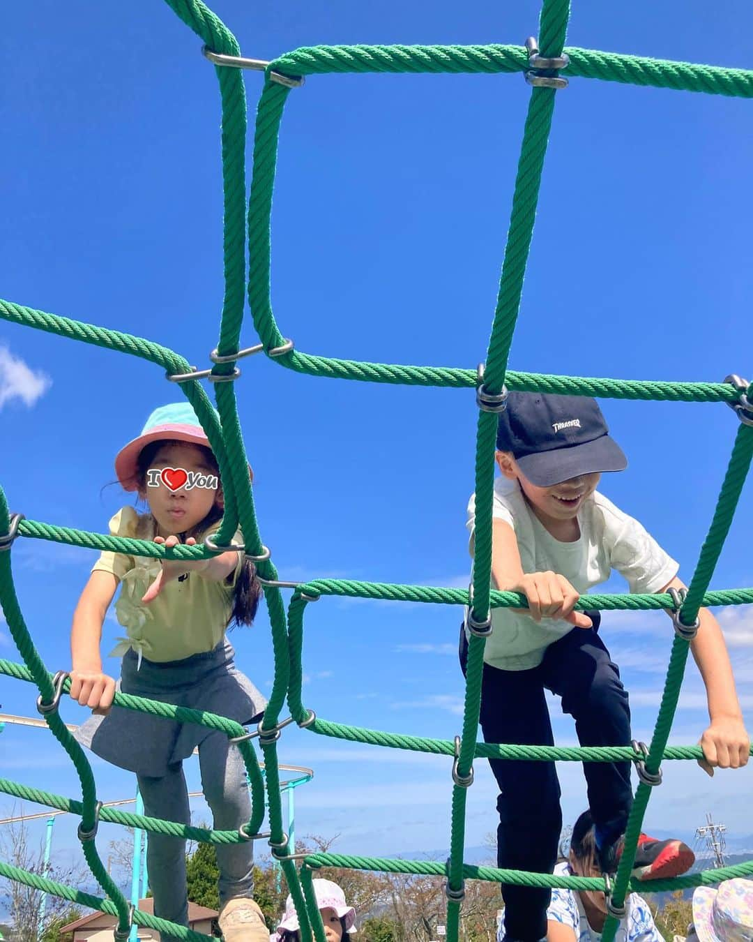 村田千弥さんのインスタグラム写真 - (村田千弥Instagram)「生駒山上遊園地🌳  はじめましての子や、学年が違う子も一緒だったけど、 いつの間にか仲良く遊んでいた子供たち。  翌日学校でも、違うクラスの子から「昨日楽しかったね」って声をかけてもらったみたいで、喜んでました👧🏻🏫  母娘で遊んでる写真なんてなかなか撮れないから、貴重〜💕」10月4日 8時53分 - chr.0429