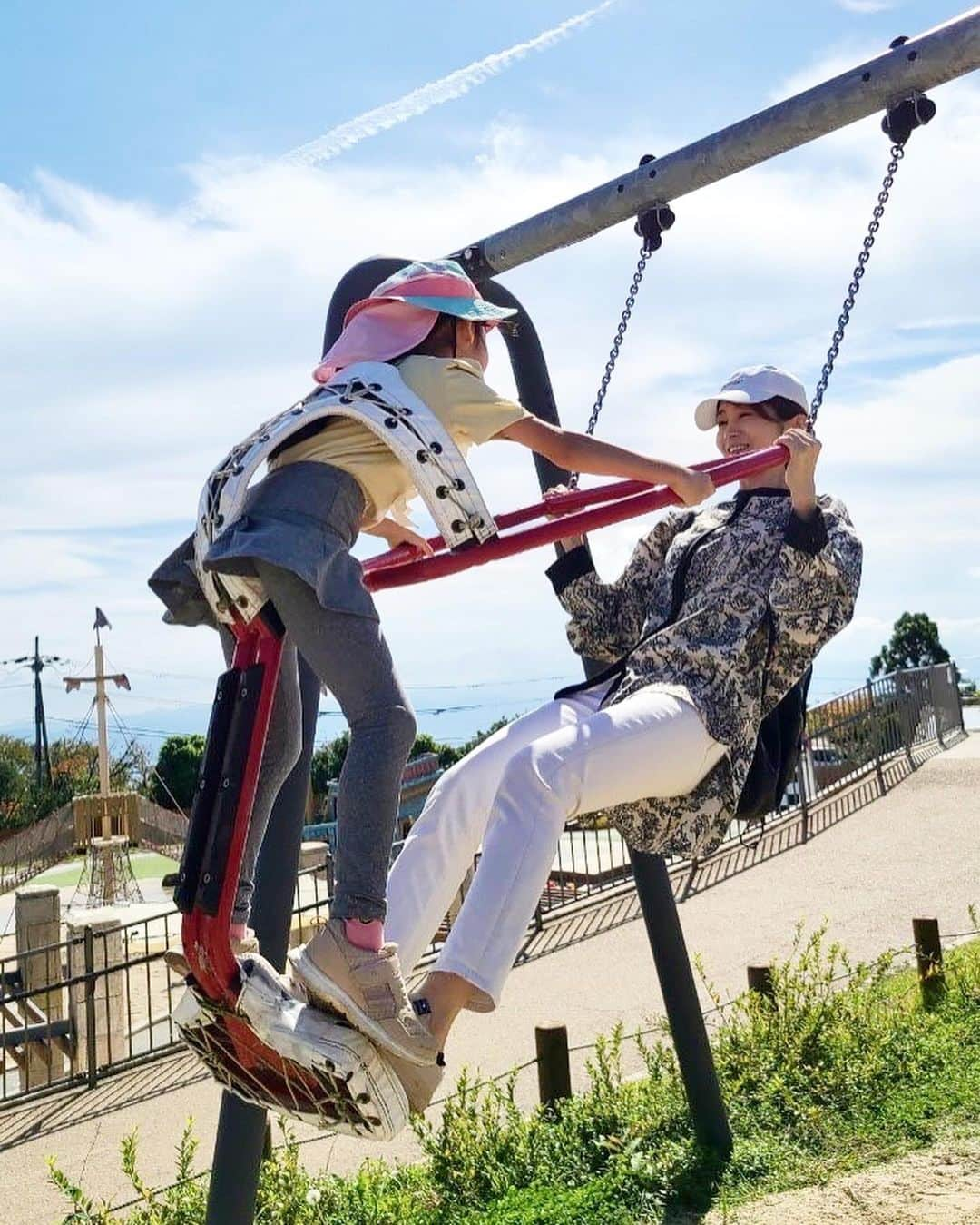 村田千弥さんのインスタグラム写真 - (村田千弥Instagram)「生駒山上遊園地🌳  はじめましての子や、学年が違う子も一緒だったけど、 いつの間にか仲良く遊んでいた子供たち。  翌日学校でも、違うクラスの子から「昨日楽しかったね」って声をかけてもらったみたいで、喜んでました👧🏻🏫  母娘で遊んでる写真なんてなかなか撮れないから、貴重〜💕」10月4日 8時53分 - chr.0429