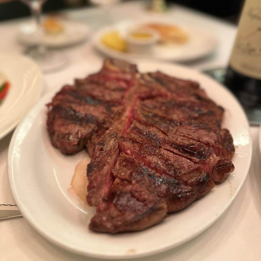 CHIHIRO♡さんのインスタグラム写真 - (CHIHIRO♡Instagram)「HY'S🍖  美味しい、海外！！って感じ🤩 味濃い🤣🤣  ソースはWolfgangのが好みです🥹  お店の雰囲気はHY'Sのが好き😉  #ハワイ #ステーキ #ハイズ #よるごはん #グルメ #Hawaii #hys #steak #wine #gourmet #dinner」10月4日 8時49分 - chipipipi918