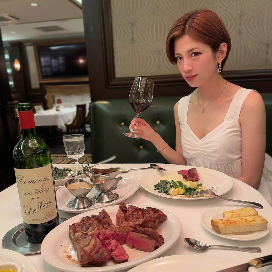 CHIHIRO♡のインスタグラム：「HY'S🍖  美味しい、海外！！って感じ🤩 味濃い🤣🤣  ソースはWolfgangのが好みです🥹  お店の雰囲気はHY'Sのが好き😉  #ハワイ #ステーキ #ハイズ #よるごはん #グルメ #Hawaii #hys #steak #wine #gourmet #dinner」