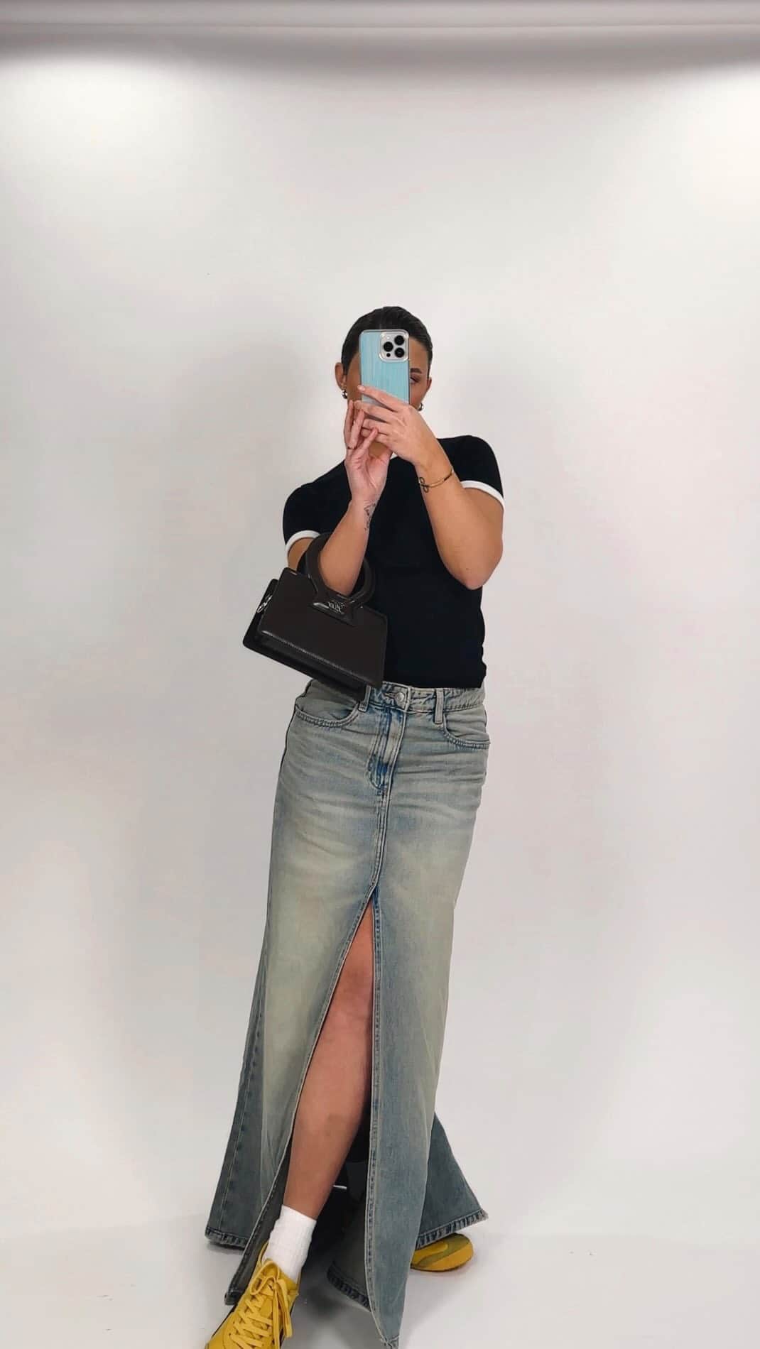 Mariana Sampaioのインスタグラム：「FLIRTING WITH DENIM Saia jeans longa? 🤯💣🙃❤️‍🔥🫣  #ootd #skirt #onitsukatiger #jeansskirt #longskirt」