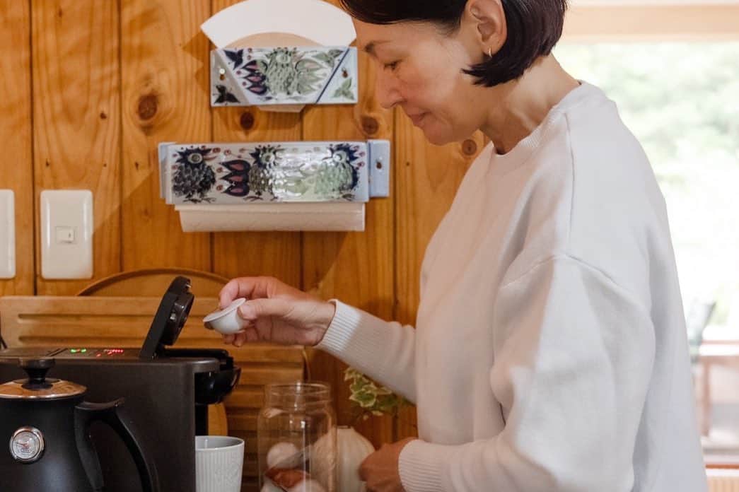岡田美里さんのインスタグラム写真 - (岡田美里Instagram)「機械式コーヒーマシンを横目に何年たったことでしょう。ずっとハンドドリップにこだわっていました。 ですが自宅でオート抽出のコーヒーハンドドリップマシンの美味しさと手軽さにときめく朝。 プロのハンドドリップの技を再現した「湯温」「抽出速度」「蒸らし時間」だからボタンひとつで本格的なコーヒーが淹れられます。コーヒーがなめらかでほんとに美味しい！さすが上島珈琲さん。  後発のブランドのほうが価格が安くて…はどの業界でもあるハナシですが、UCC上島珈琲さんホントありがとう！って感じです@ucc_drippod  今日から楽天で【マシン+カプセル2箱 (1箱に12カプセル)+ カフェボトル or カプセル1箱(12カプセル)プレゼント！】 で13,200円。36カプセルってことは機械も買っているのに一杯が366円ってこと。 そしてカプセル7箱セットなら一杯が76円…しかも上島珈琲のコーヒーが美味しいです♪  UCC カプセル式 コーヒーメーカー ドリップポッド スターターセット  で、楽天を検索してみてくださいね♬  #PR #電源ON～スタンバイ～抽出までワンストップ #コーヒーのある暮らし #コーヒー #コーヒーブレイク #コーヒー好きな人と繋がりたい #コーヒー好き #おうちカフェ #ほんもののコーヒーとはじめる #いつでも最高の一杯を #コーヒーからうまれる笑顔のために #10月1日は #internationalcoffeeday」10月4日 8時56分 - millieokada