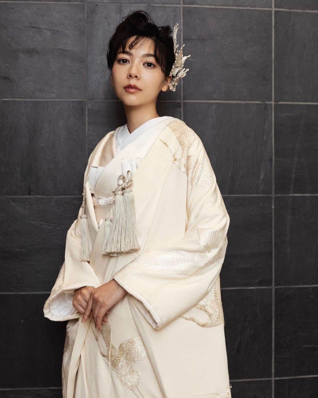 CUCURUのインスタグラム：「火・水曜、お店は定休日です  𓍼  CUCURU New visual  𓍼  程よく甘さを抑え 大人らしさを引き立てる stylingをお届けします  @cucuru_bridal  @cucurusnap  @_newcucuru_  @tegara_headdress」